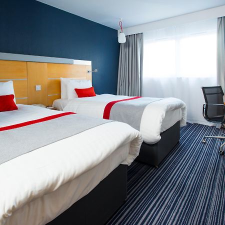 Holiday Inn Express London - Epsom Downs By Ihg Exteriör bild