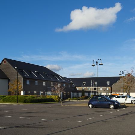 Holiday Inn Express London - Epsom Downs By Ihg Exteriör bild