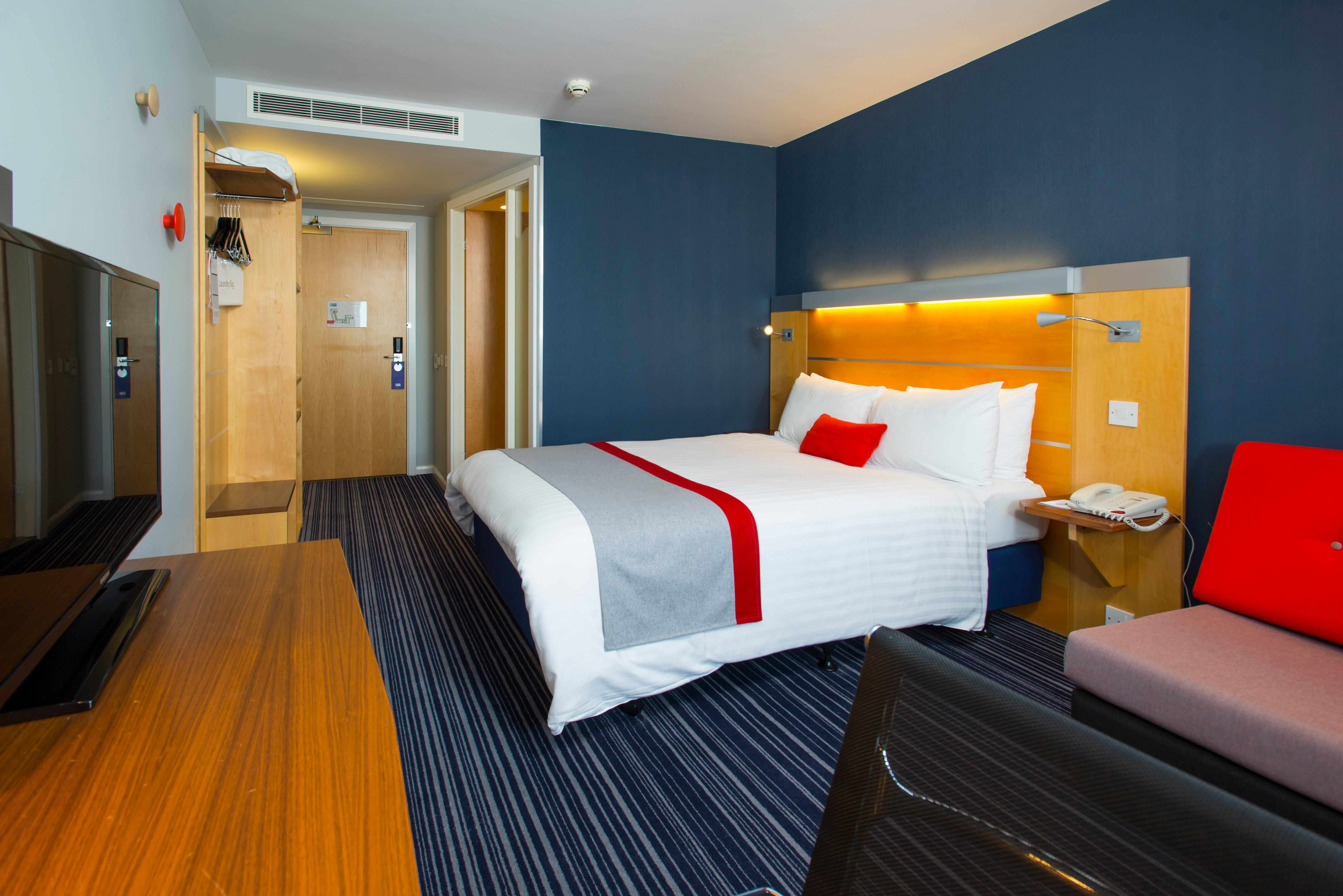 Holiday Inn Express London - Epsom Downs By Ihg Exteriör bild