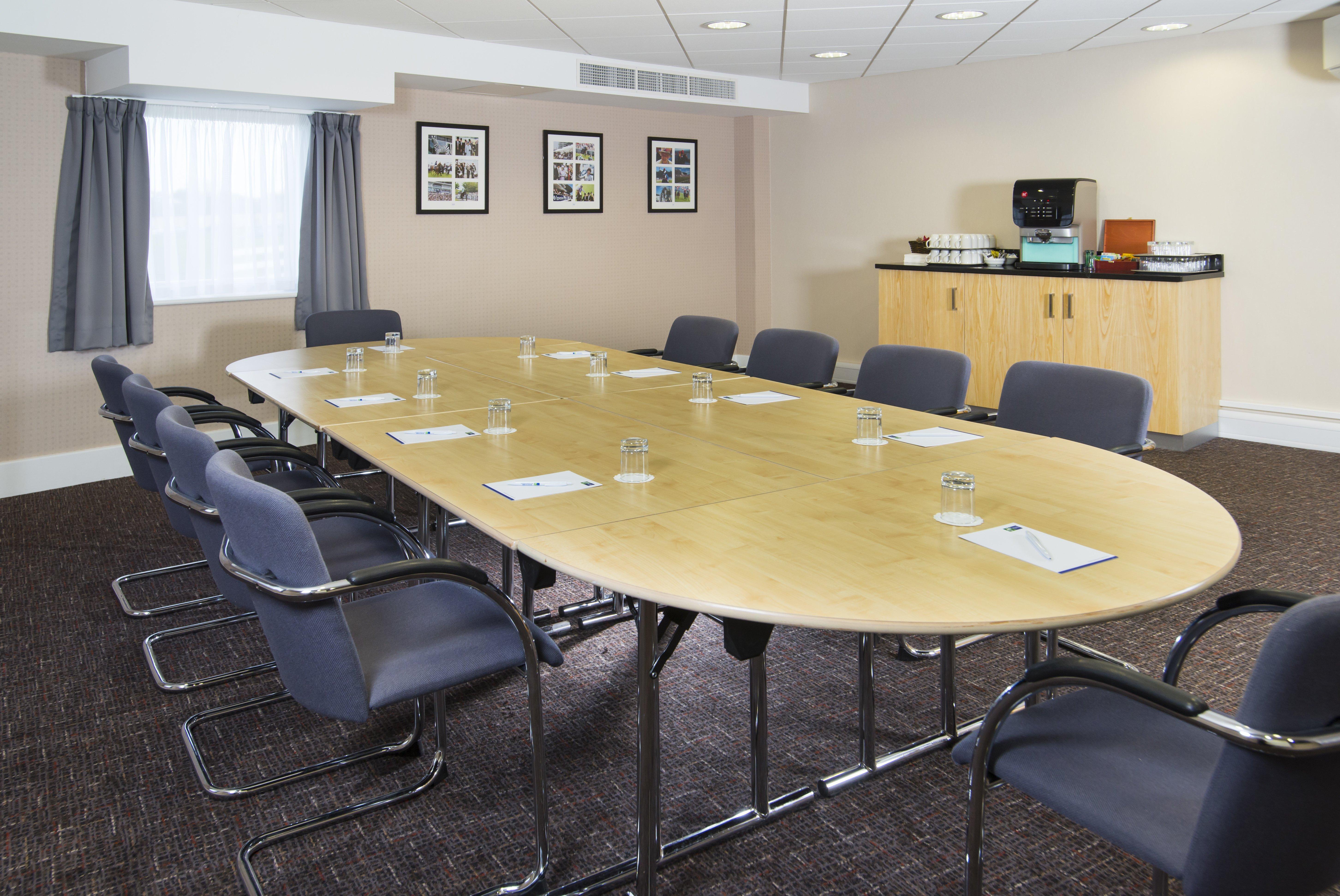 Holiday Inn Express London - Epsom Downs By Ihg Exteriör bild