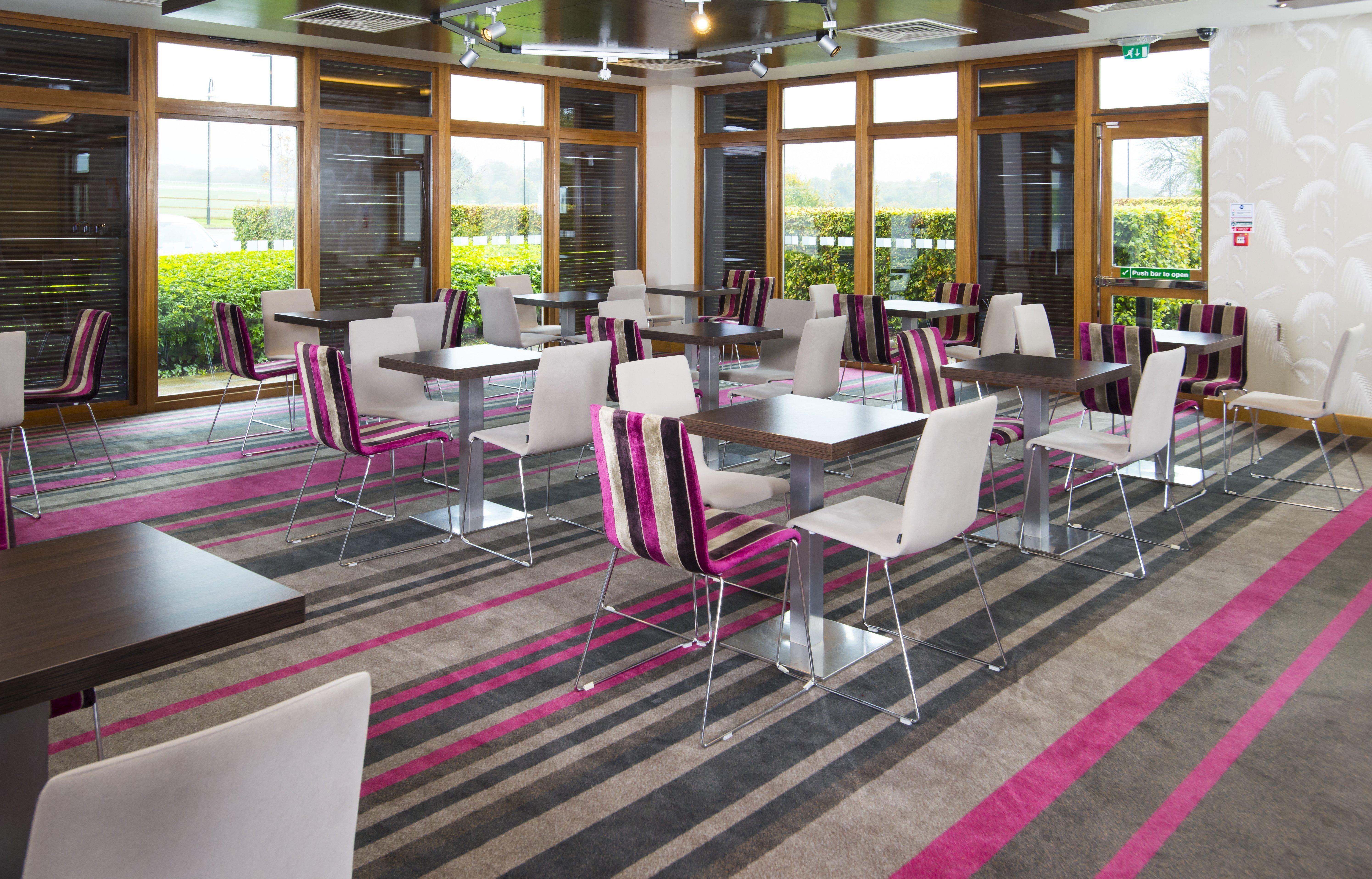 Holiday Inn Express London - Epsom Downs By Ihg Exteriör bild