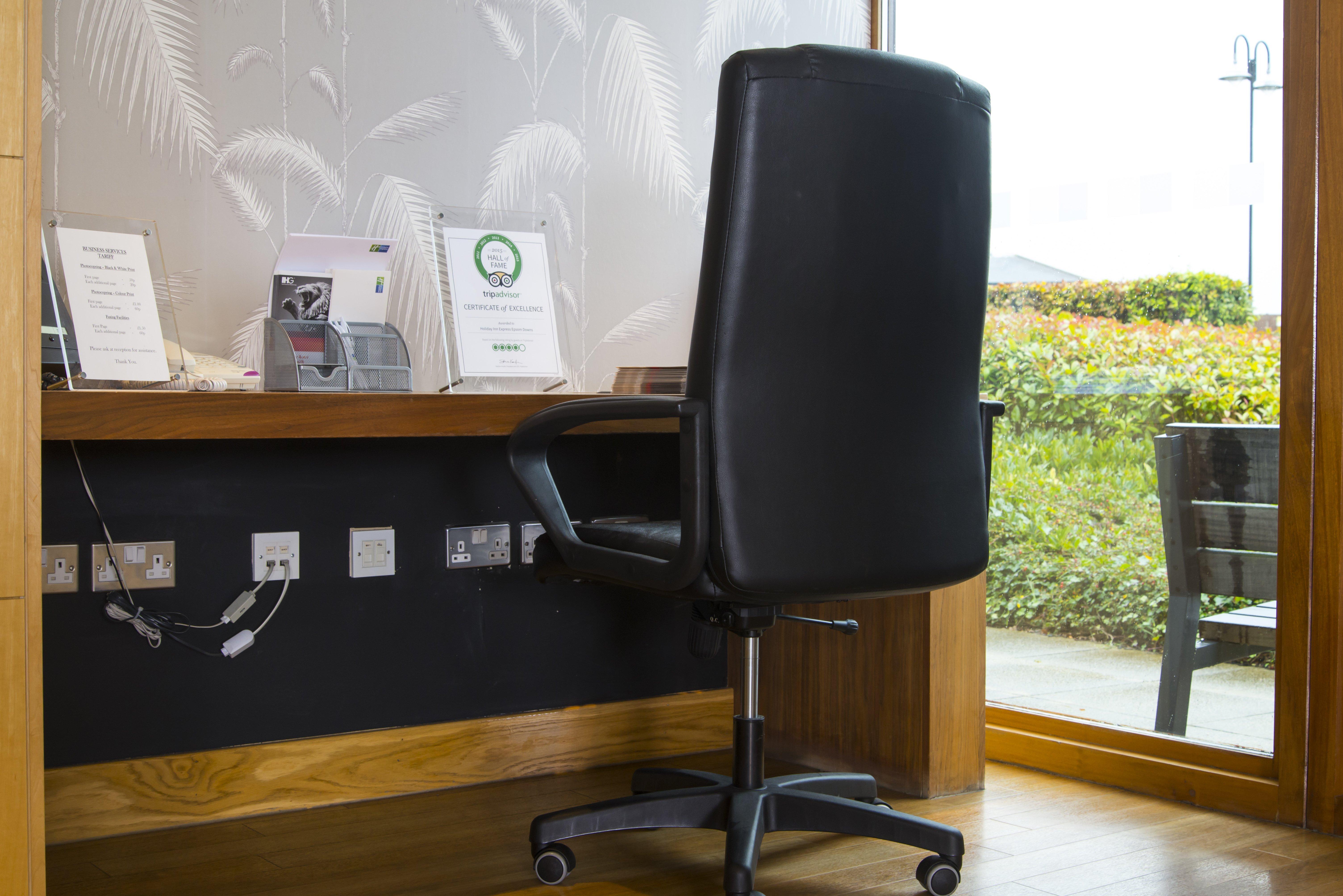 Holiday Inn Express London - Epsom Downs By Ihg Exteriör bild