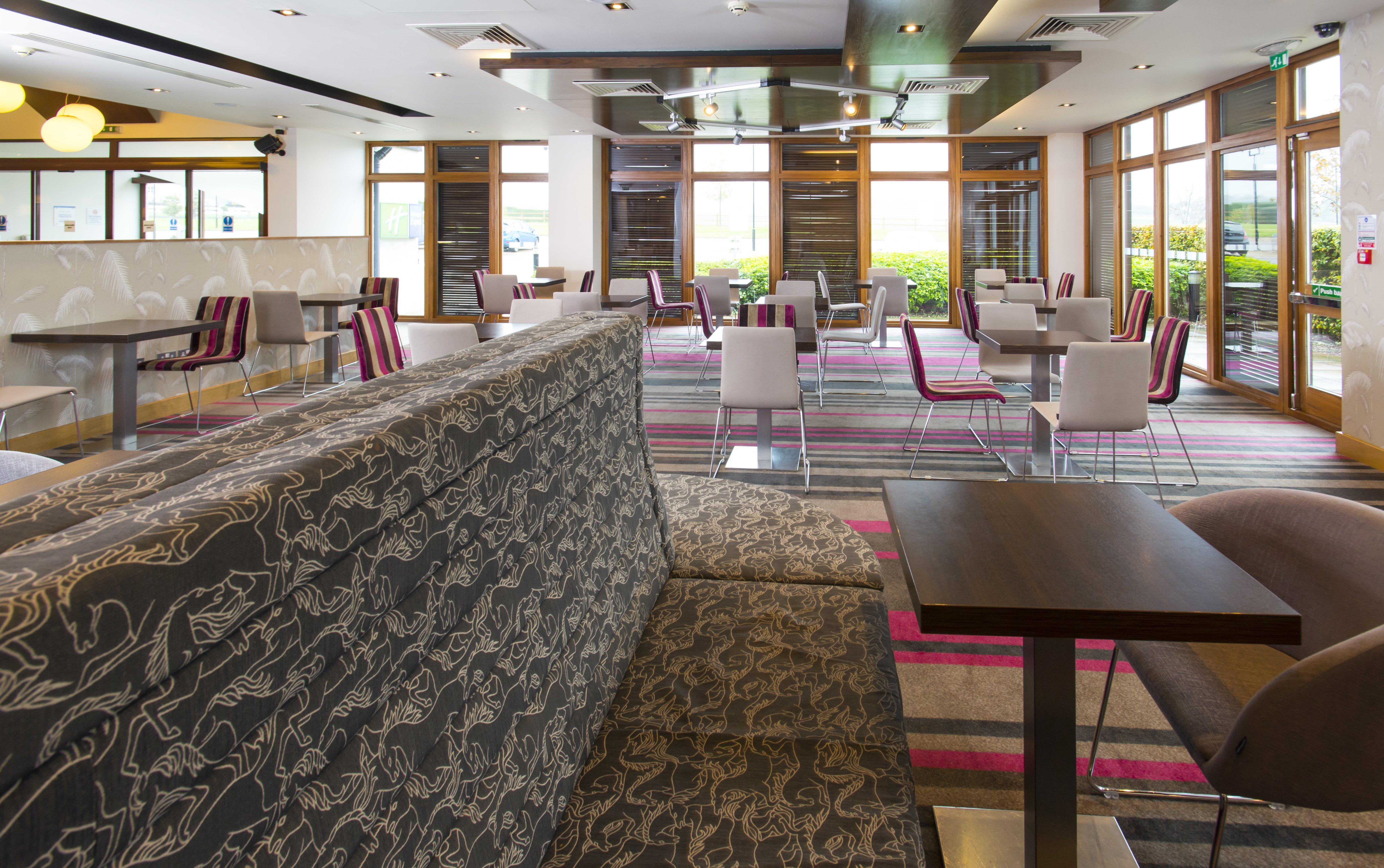 Holiday Inn Express London - Epsom Downs By Ihg Exteriör bild