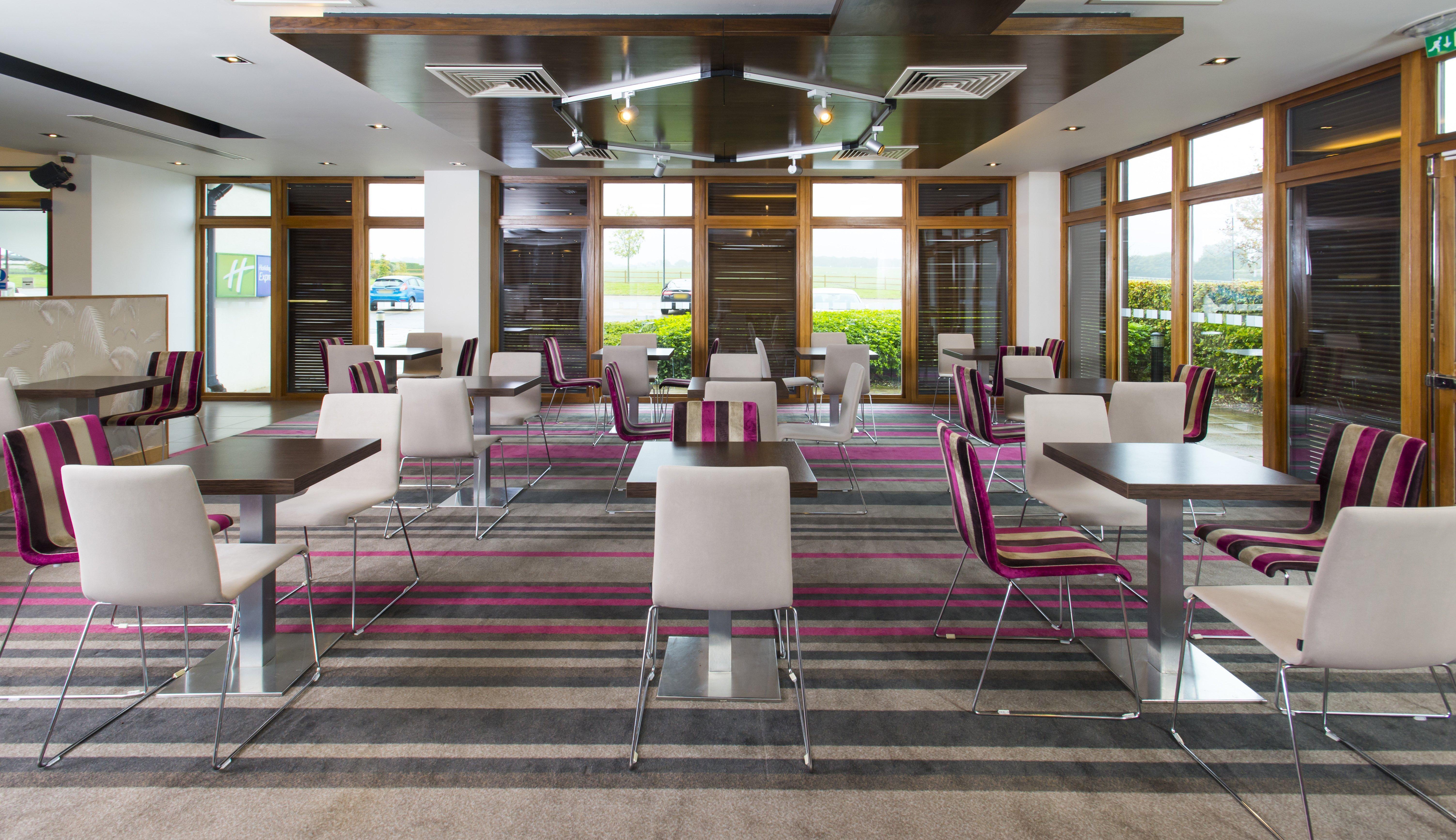 Holiday Inn Express London - Epsom Downs By Ihg Exteriör bild