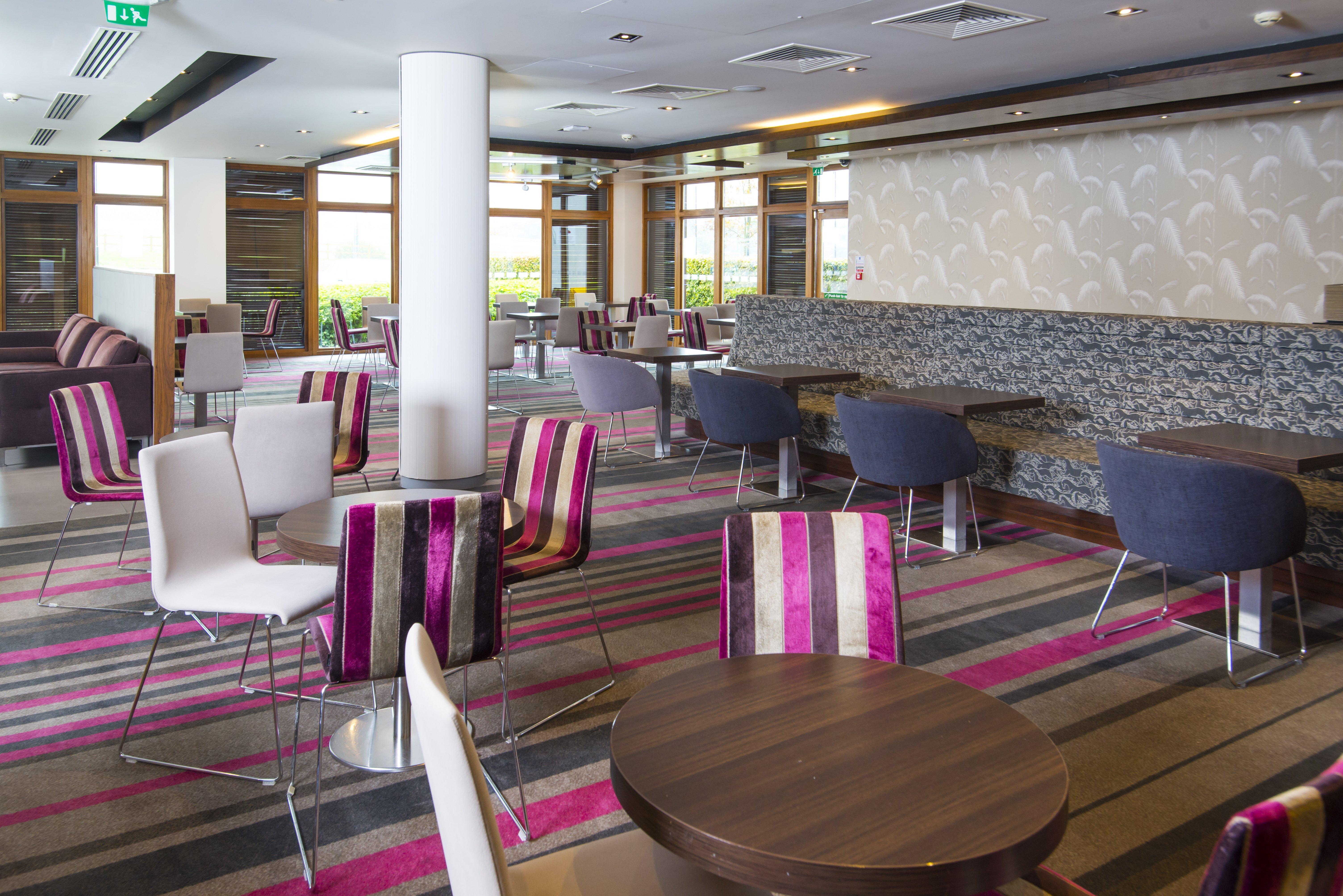 Holiday Inn Express London - Epsom Downs By Ihg Exteriör bild