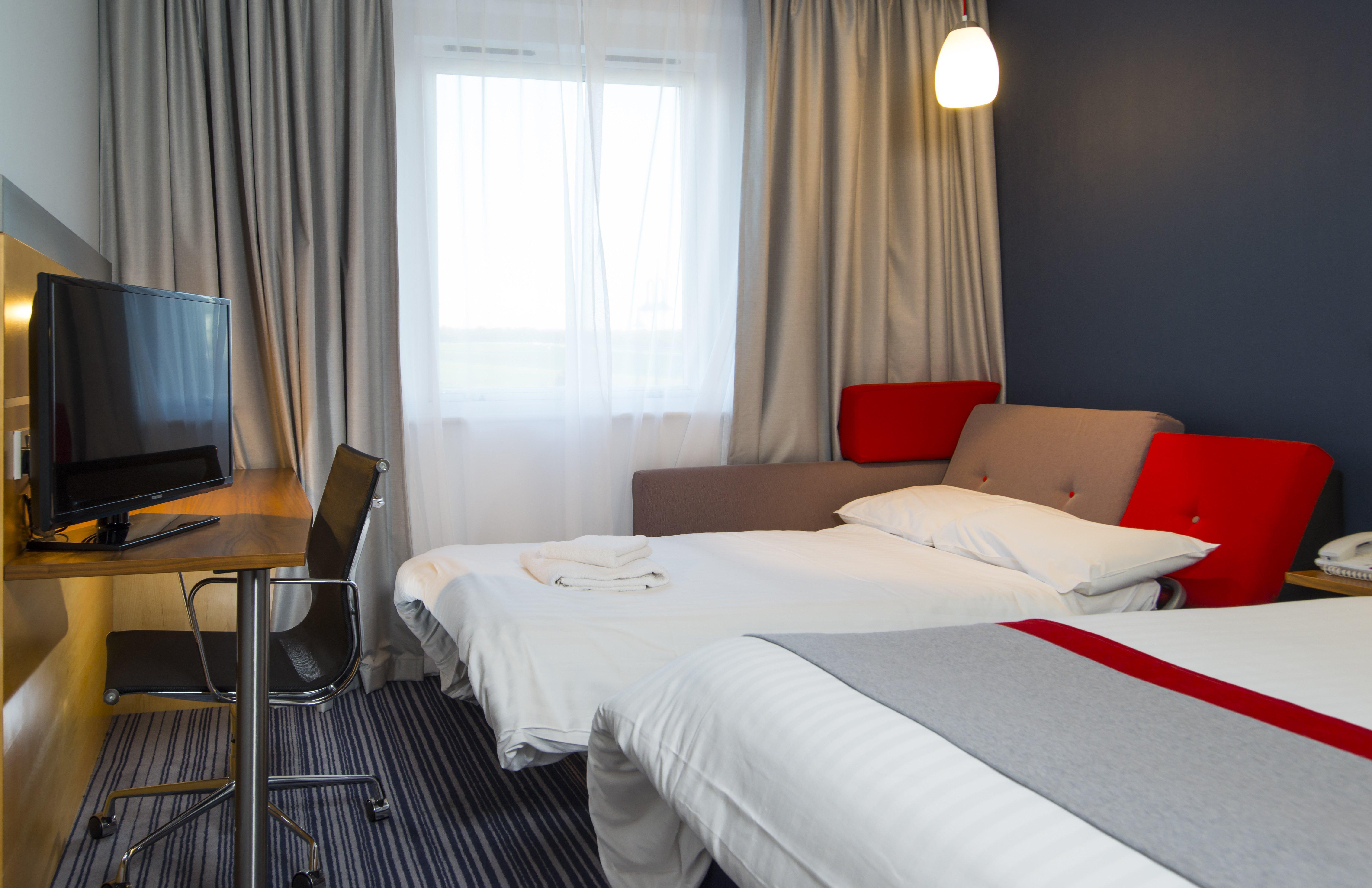 Holiday Inn Express London - Epsom Downs By Ihg Exteriör bild