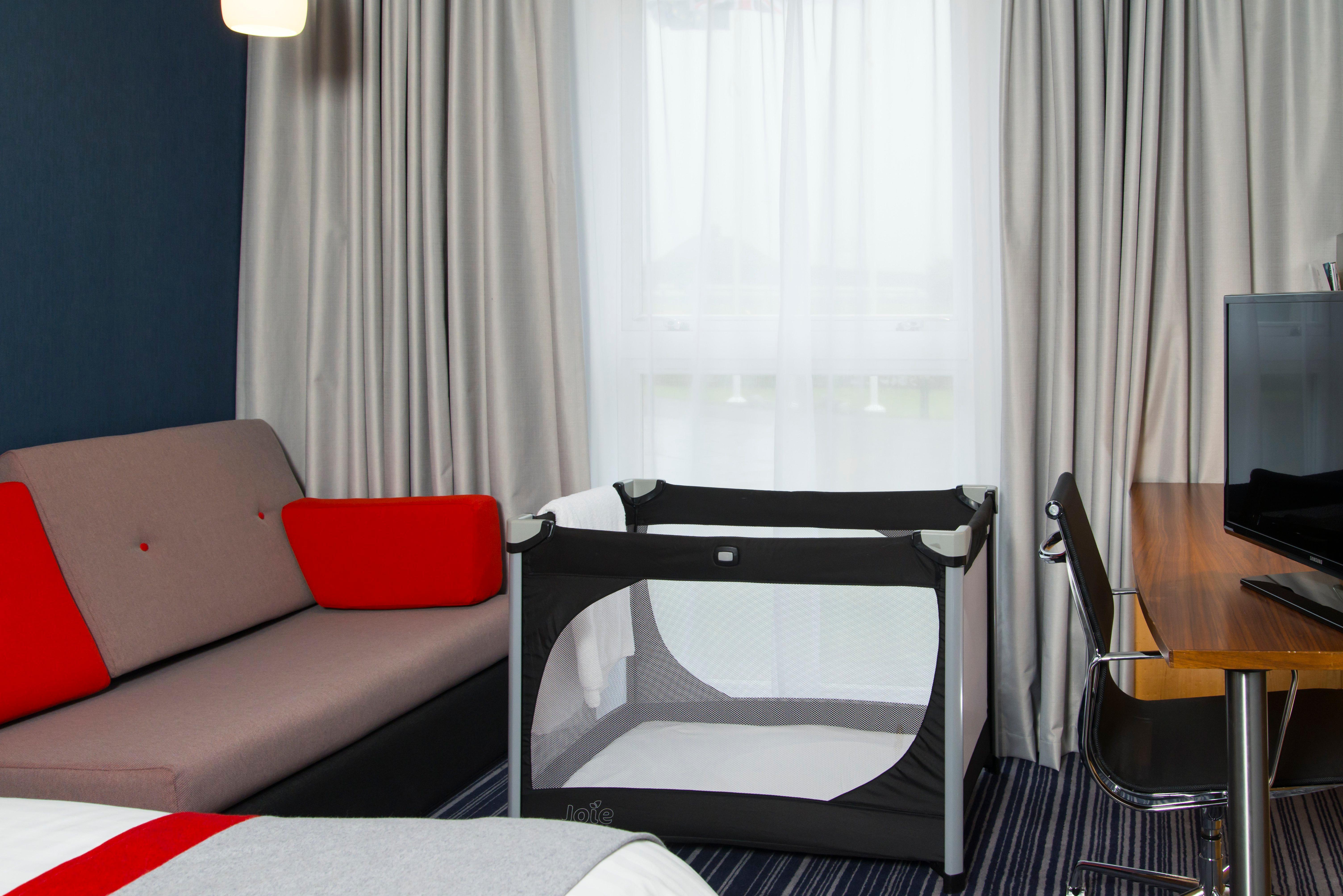 Holiday Inn Express London - Epsom Downs By Ihg Exteriör bild
