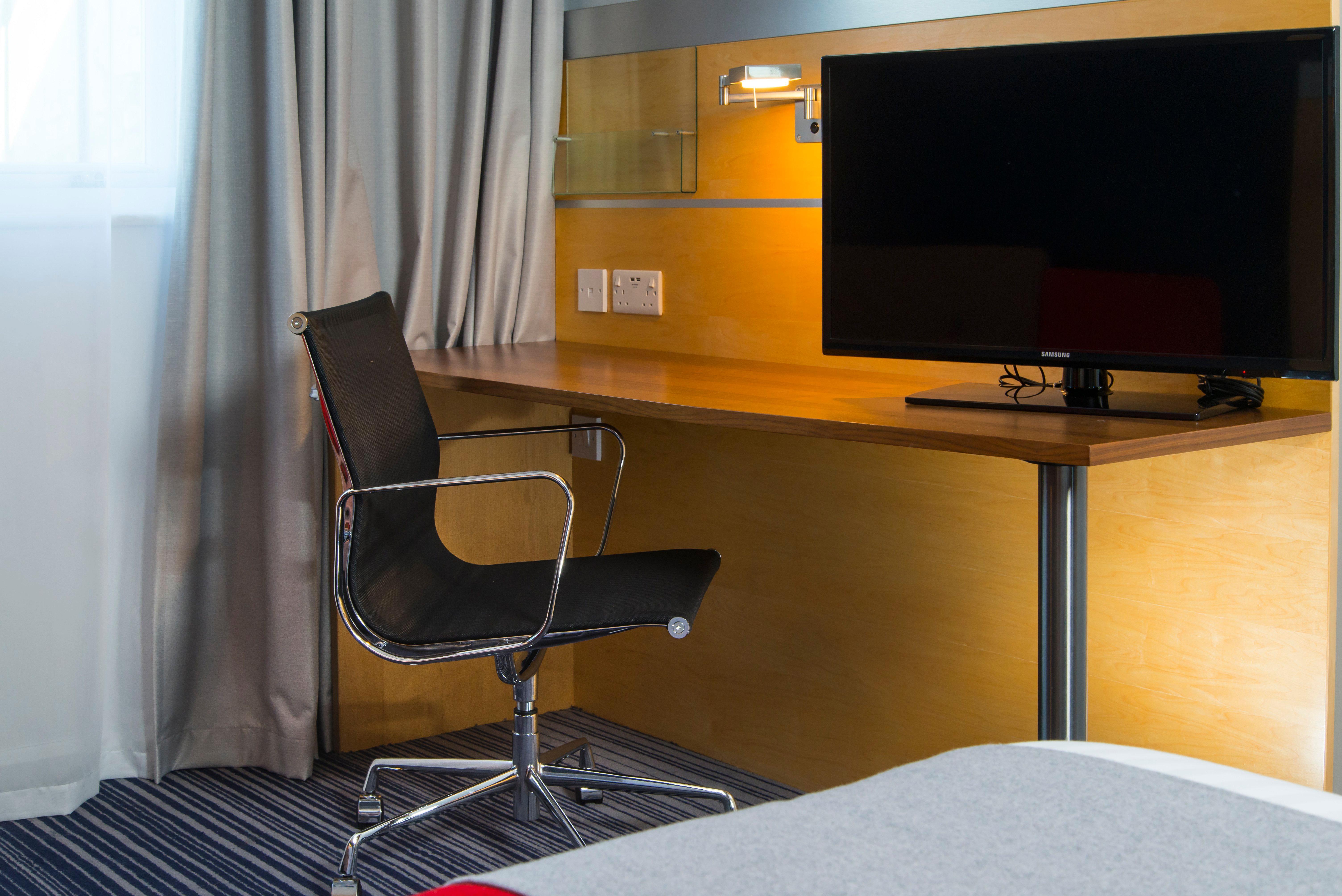 Holiday Inn Express London - Epsom Downs By Ihg Exteriör bild