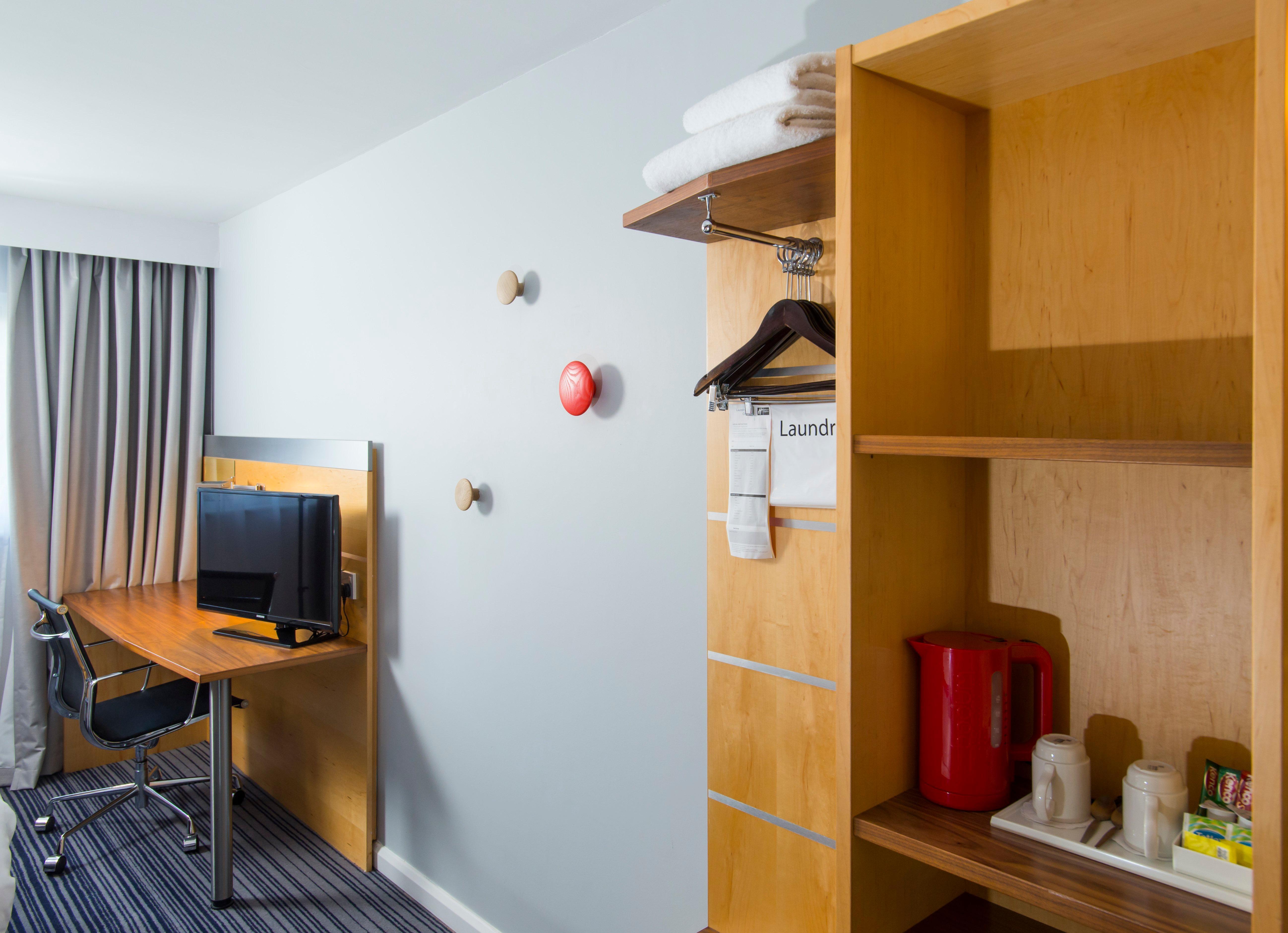 Holiday Inn Express London - Epsom Downs By Ihg Exteriör bild