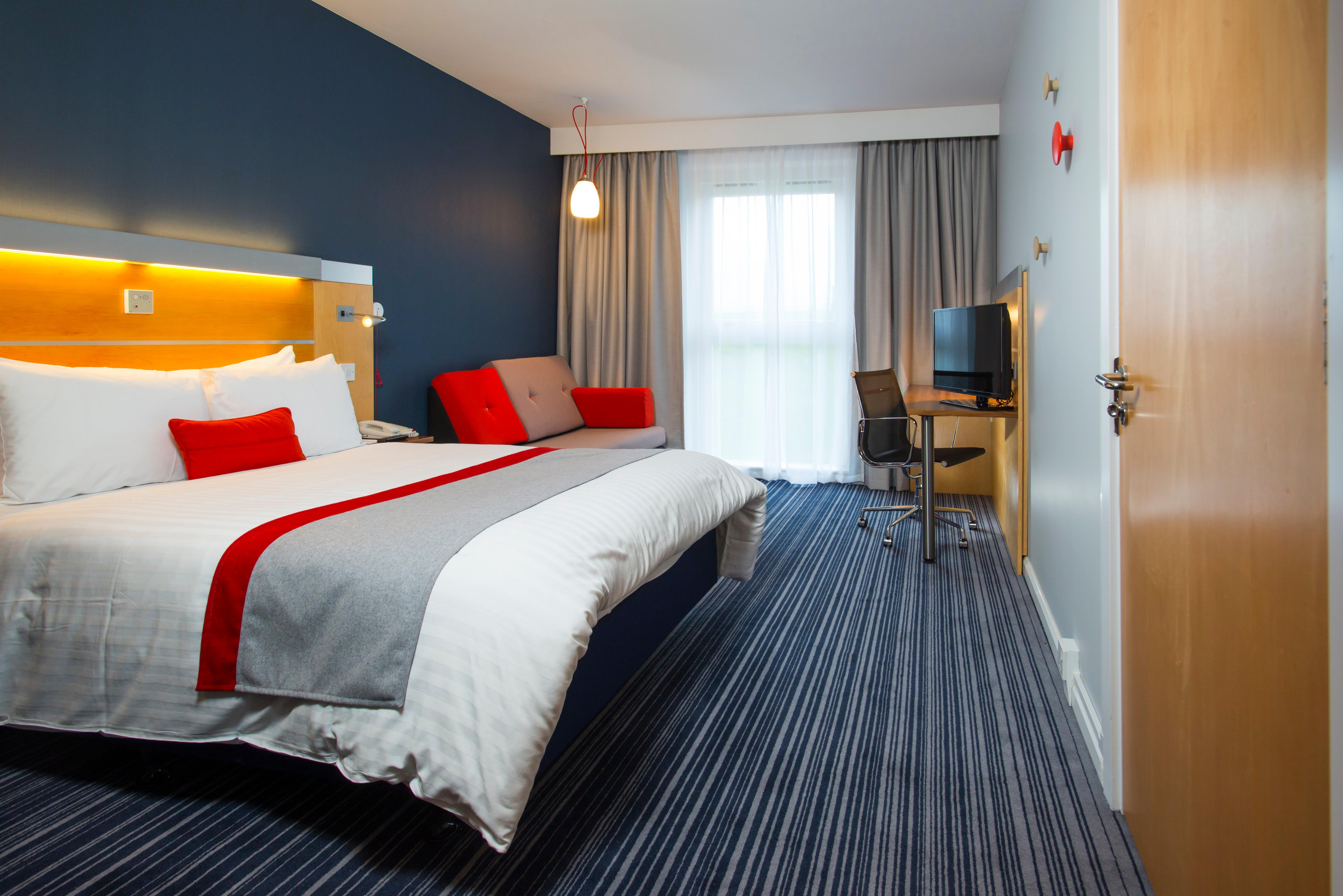 Holiday Inn Express London - Epsom Downs By Ihg Exteriör bild