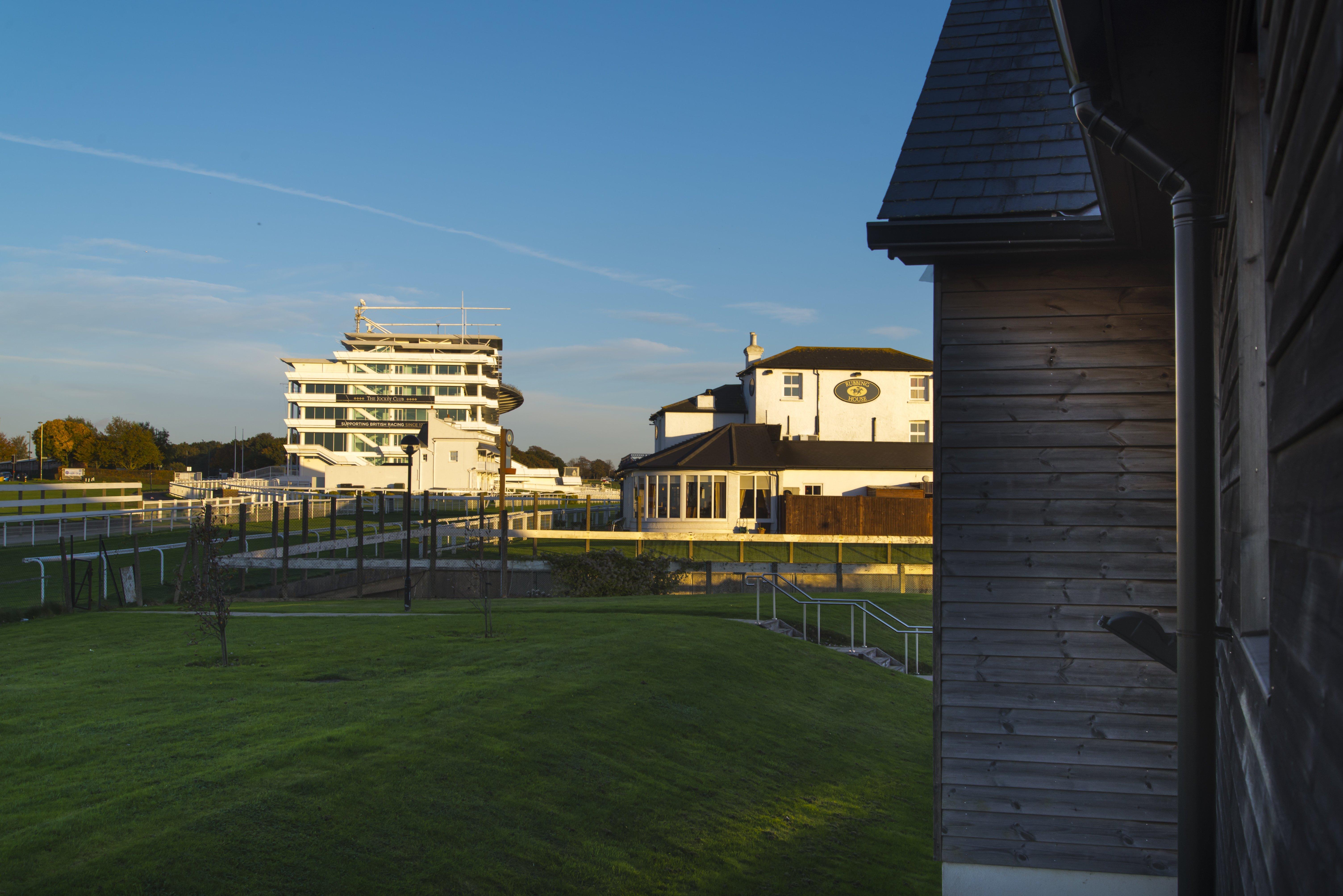Holiday Inn Express London - Epsom Downs By Ihg Exteriör bild