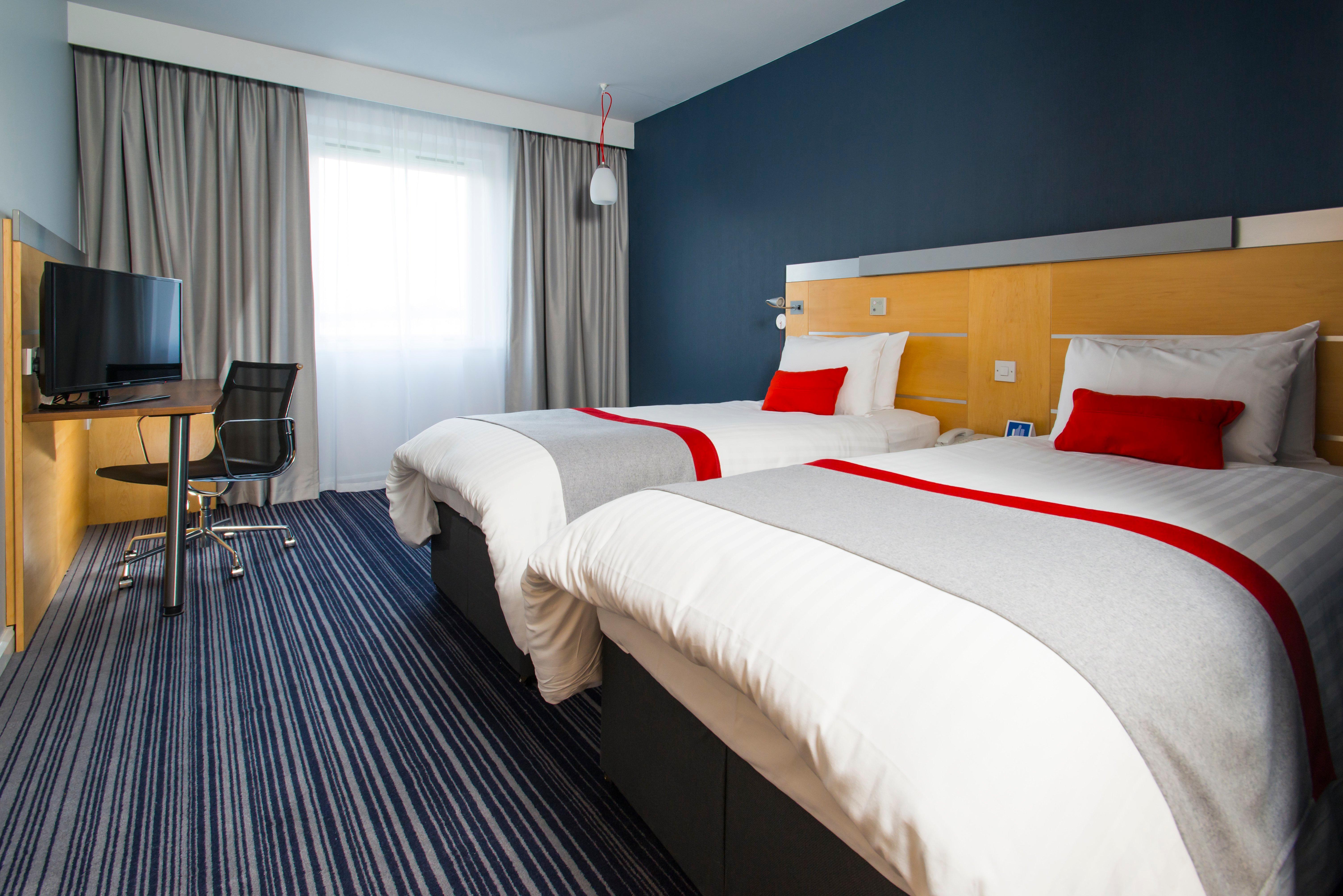 Holiday Inn Express London - Epsom Downs By Ihg Exteriör bild