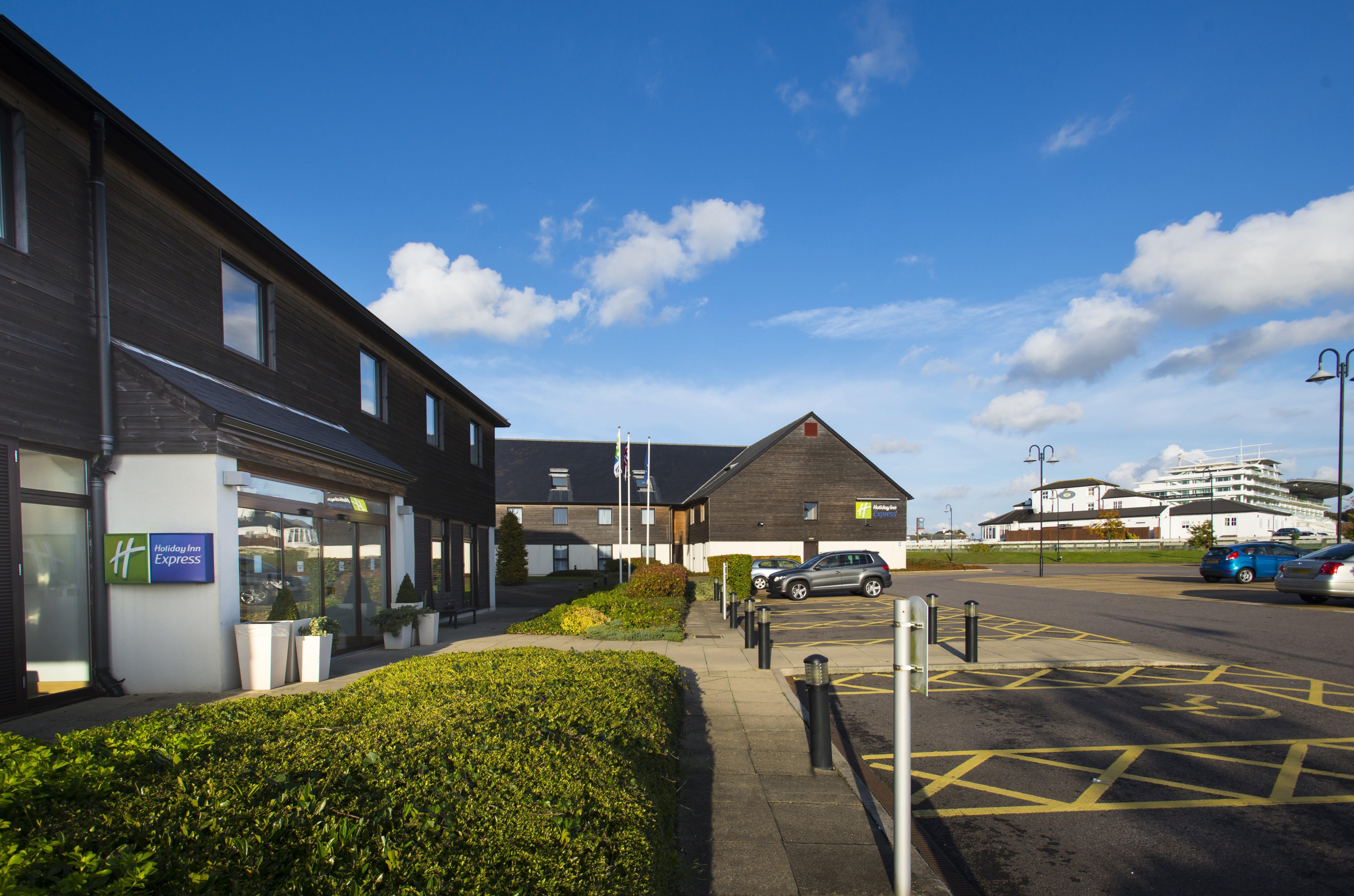 Holiday Inn Express London - Epsom Downs By Ihg Exteriör bild