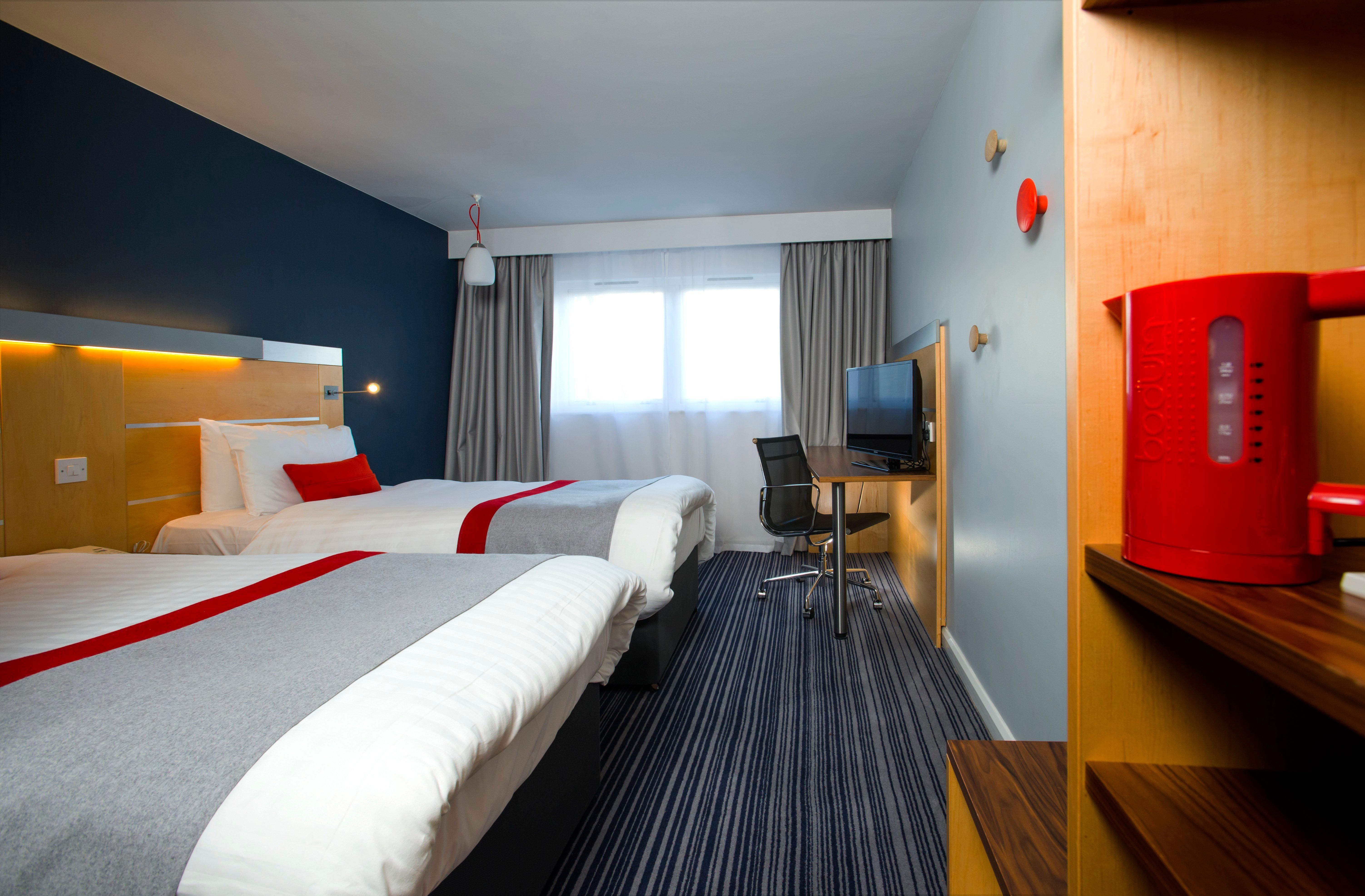 Holiday Inn Express London - Epsom Downs By Ihg Exteriör bild