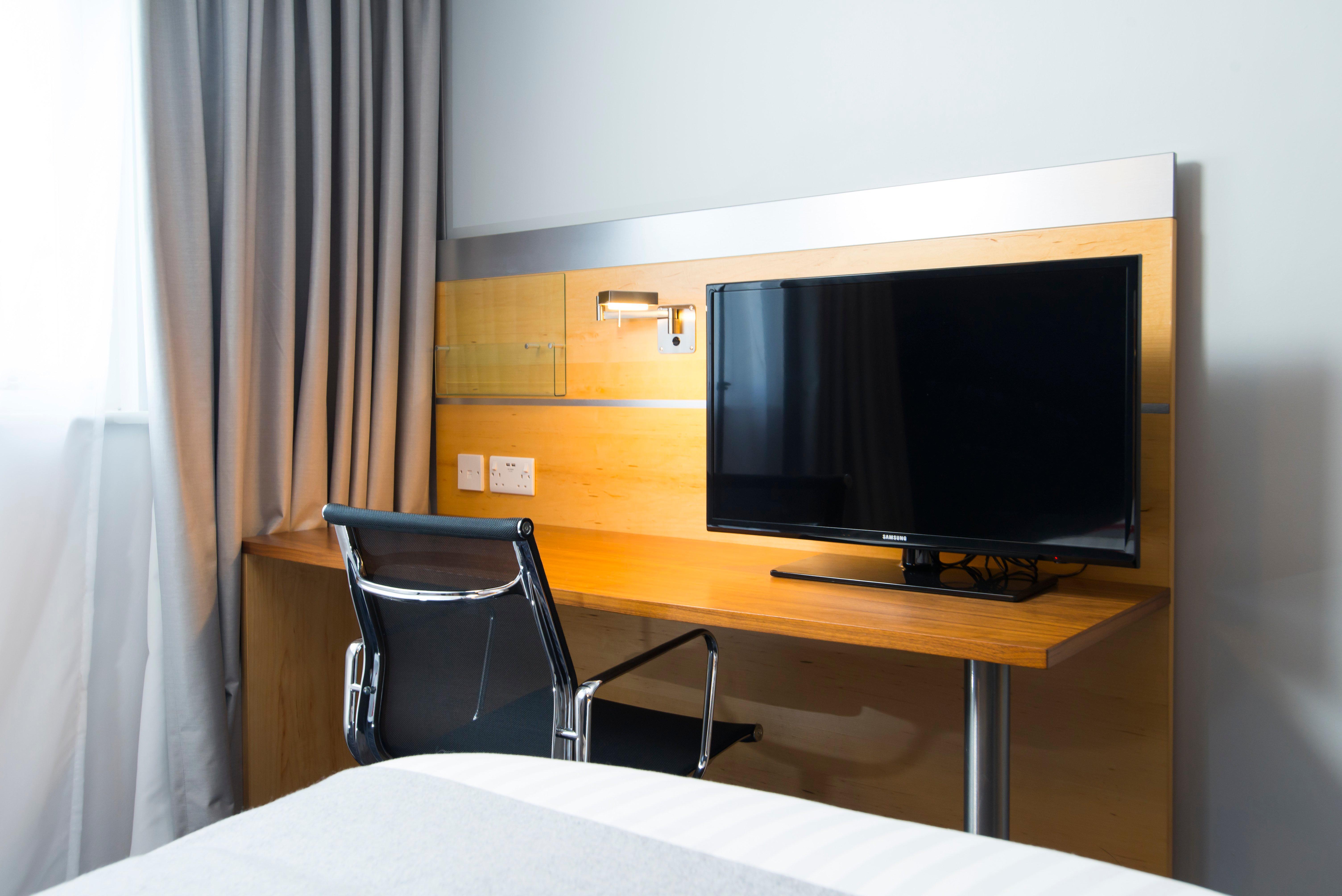 Holiday Inn Express London - Epsom Downs By Ihg Exteriör bild