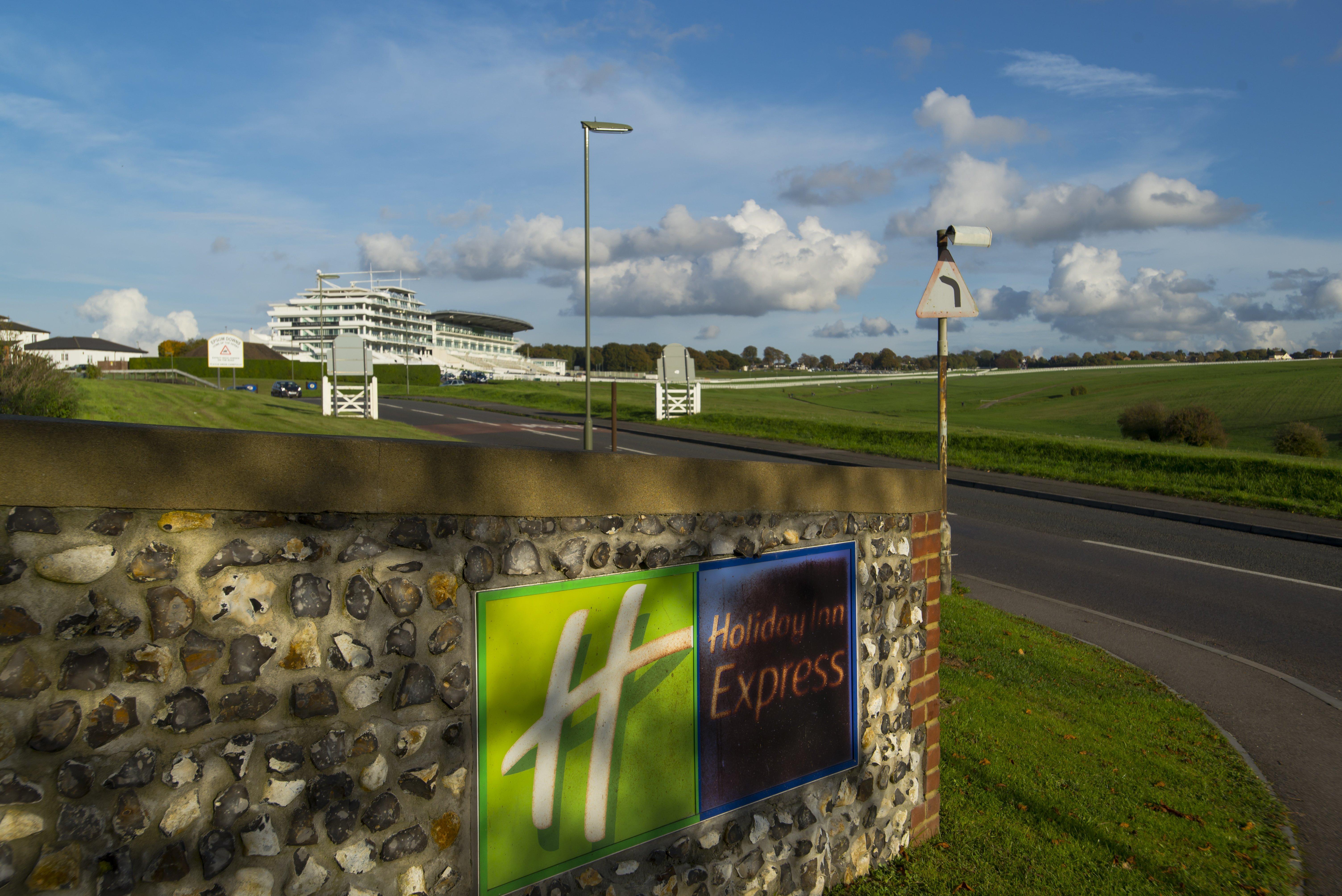 Holiday Inn Express London - Epsom Downs By Ihg Exteriör bild