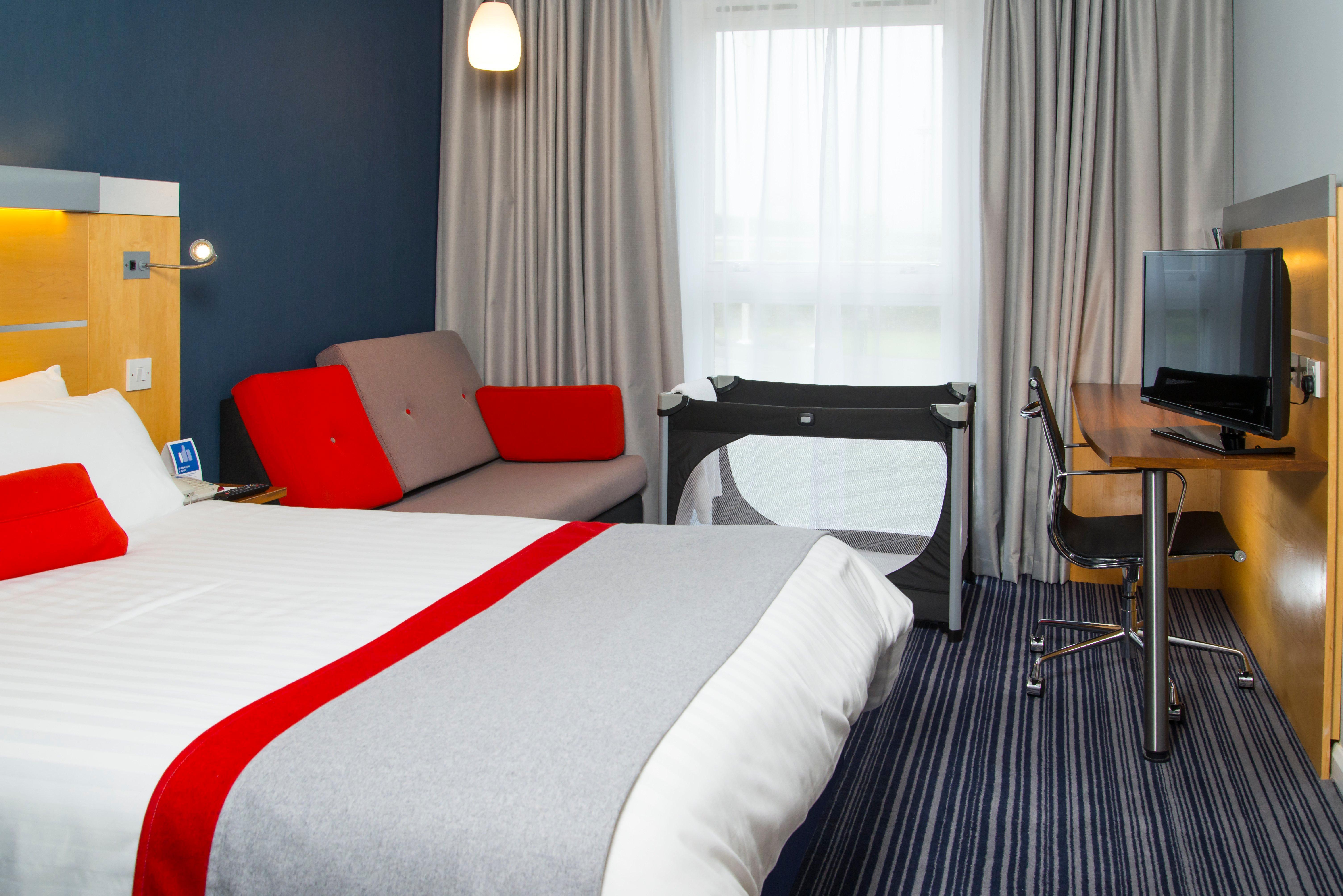 Holiday Inn Express London - Epsom Downs By Ihg Exteriör bild
