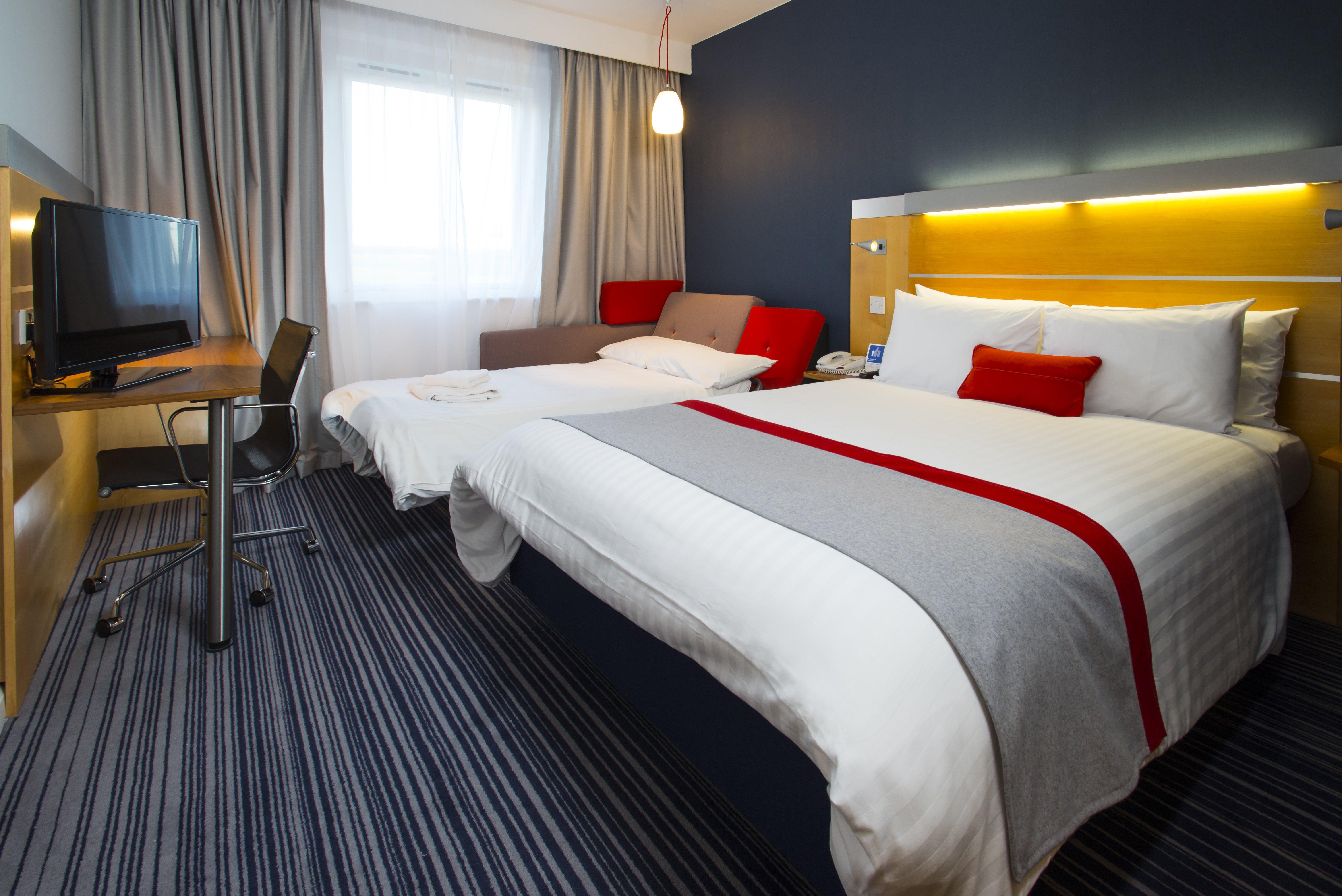 Holiday Inn Express London - Epsom Downs By Ihg Exteriör bild