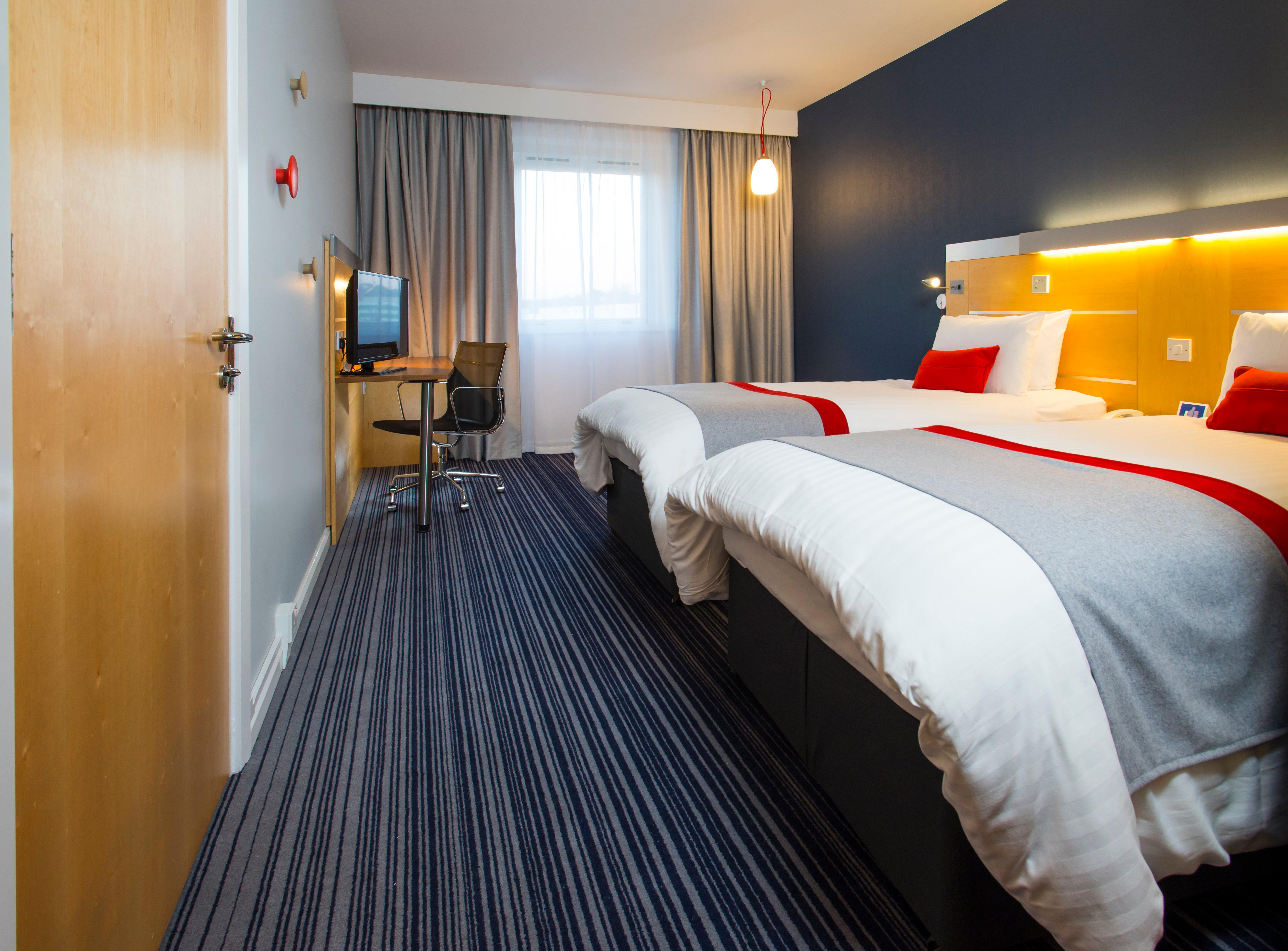 Holiday Inn Express London - Epsom Downs By Ihg Exteriör bild
