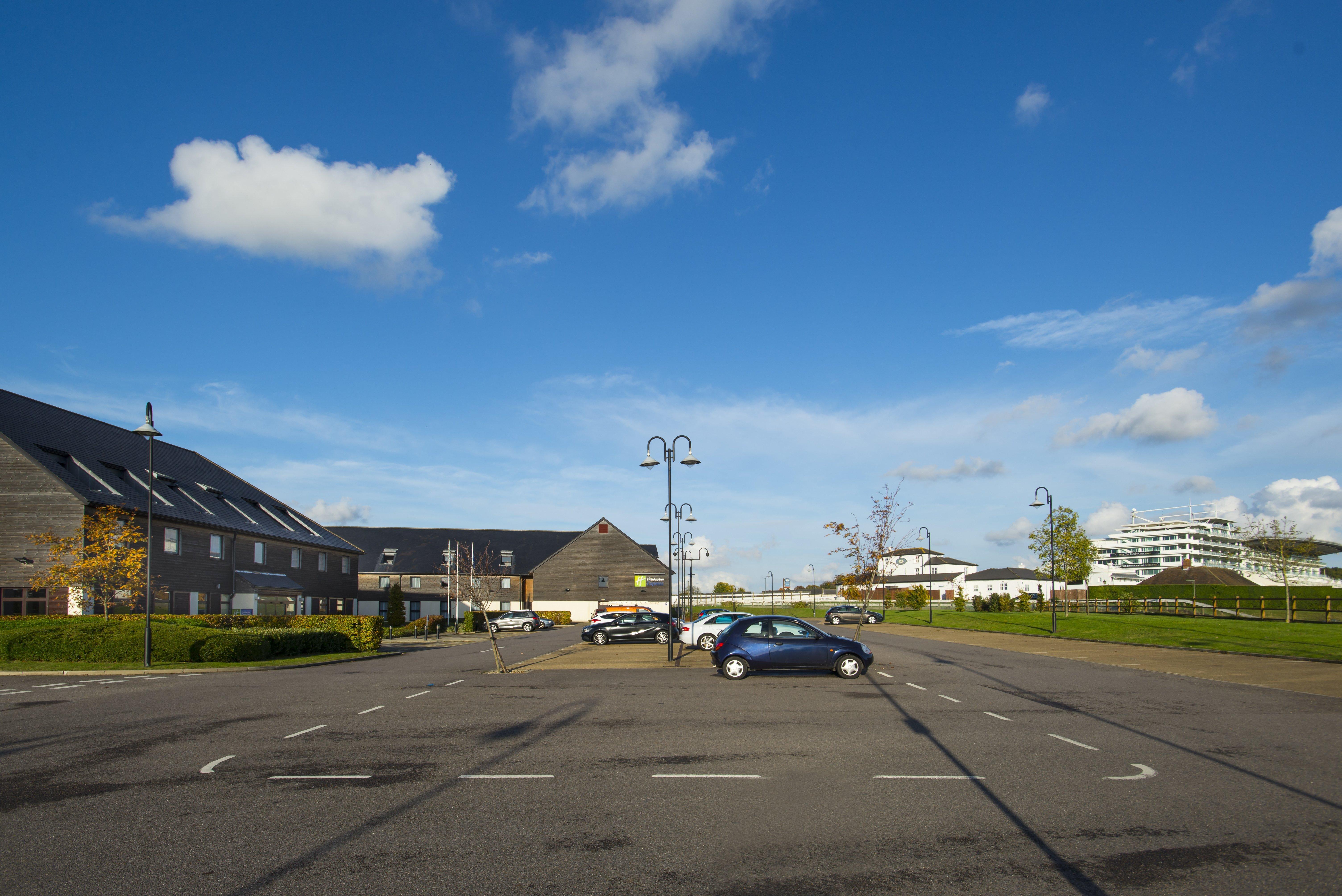 Holiday Inn Express London - Epsom Downs By Ihg Exteriör bild