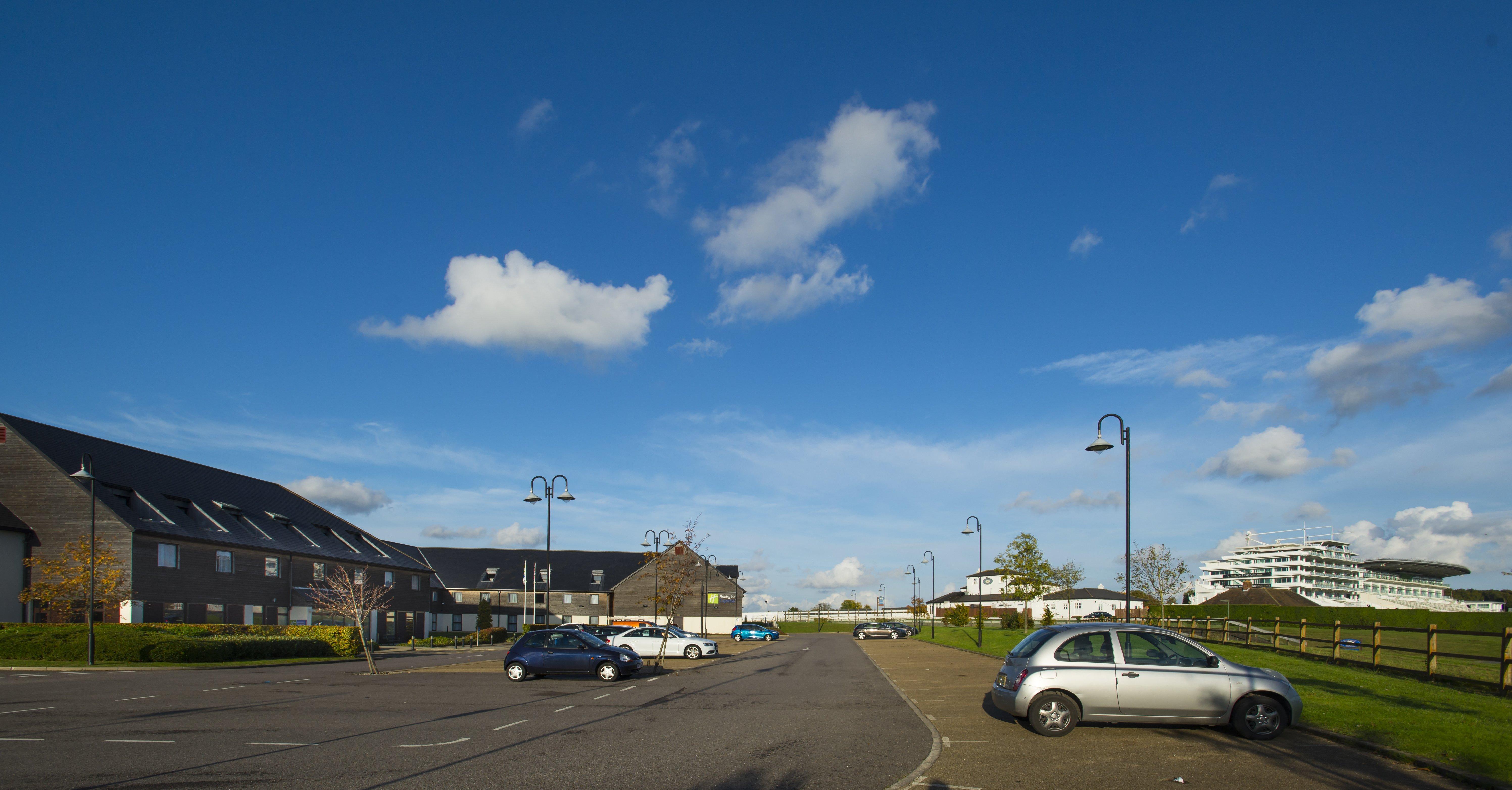 Holiday Inn Express London - Epsom Downs By Ihg Exteriör bild