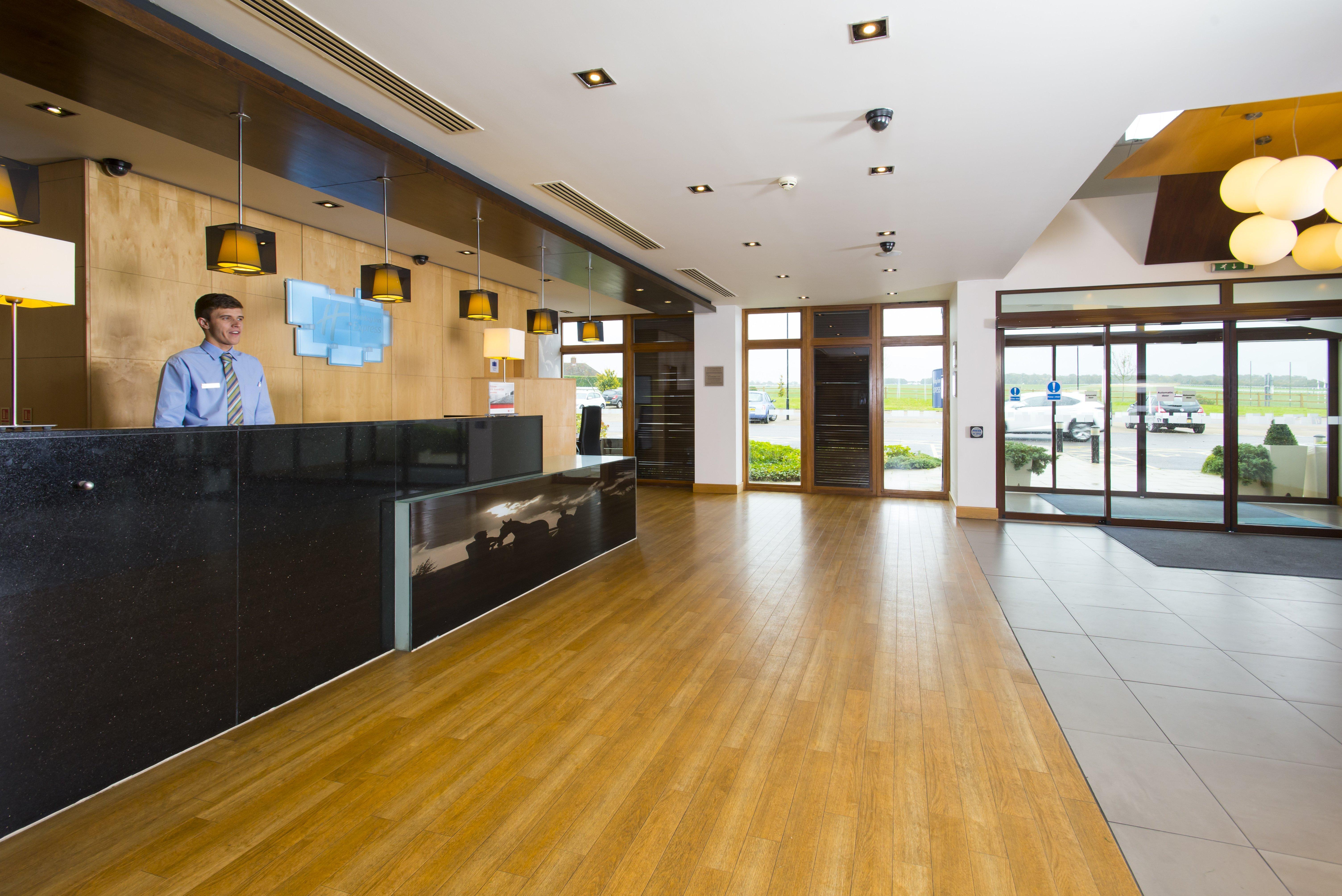Holiday Inn Express London - Epsom Downs By Ihg Exteriör bild