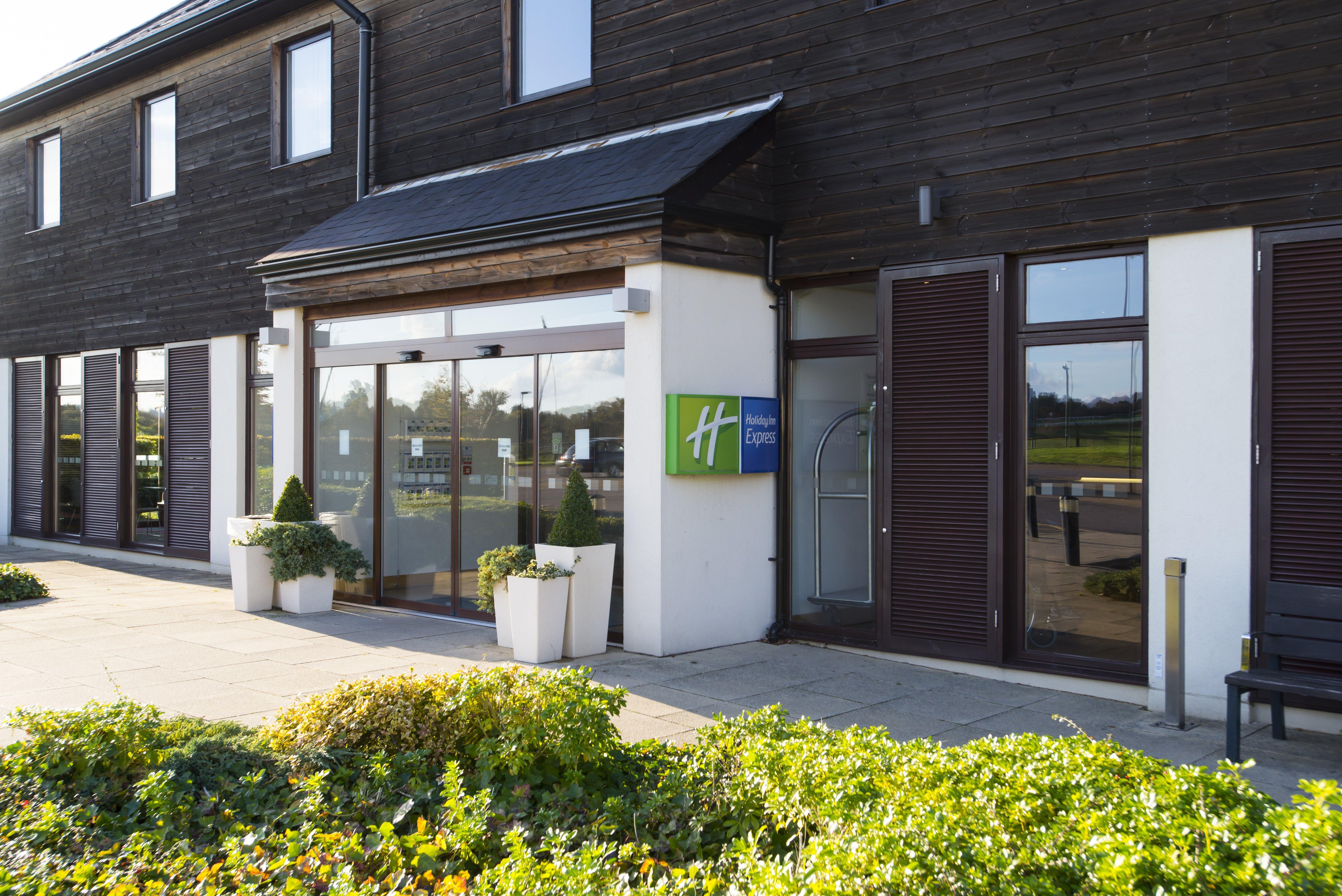 Holiday Inn Express London - Epsom Downs By Ihg Exteriör bild