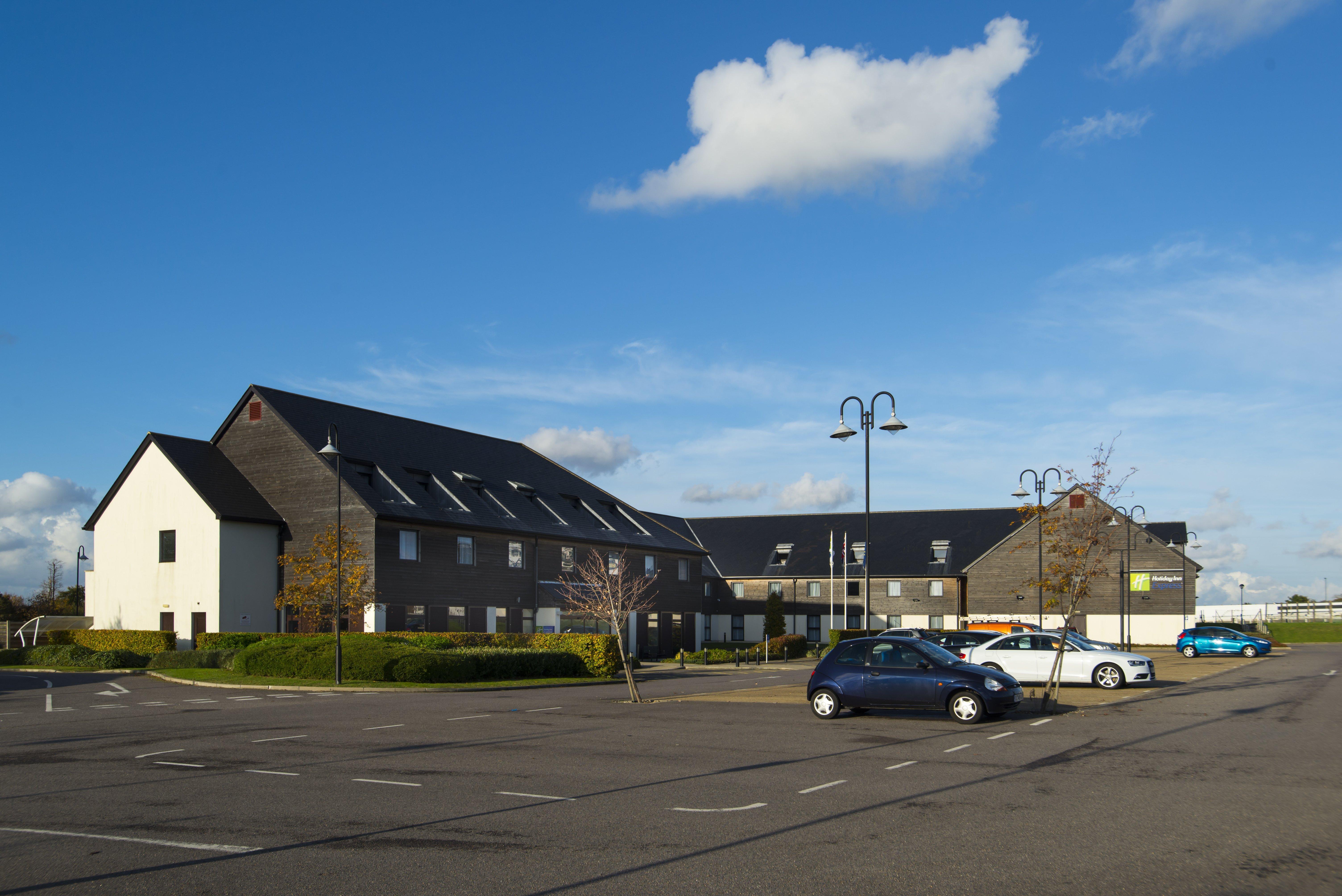 Holiday Inn Express London - Epsom Downs By Ihg Exteriör bild