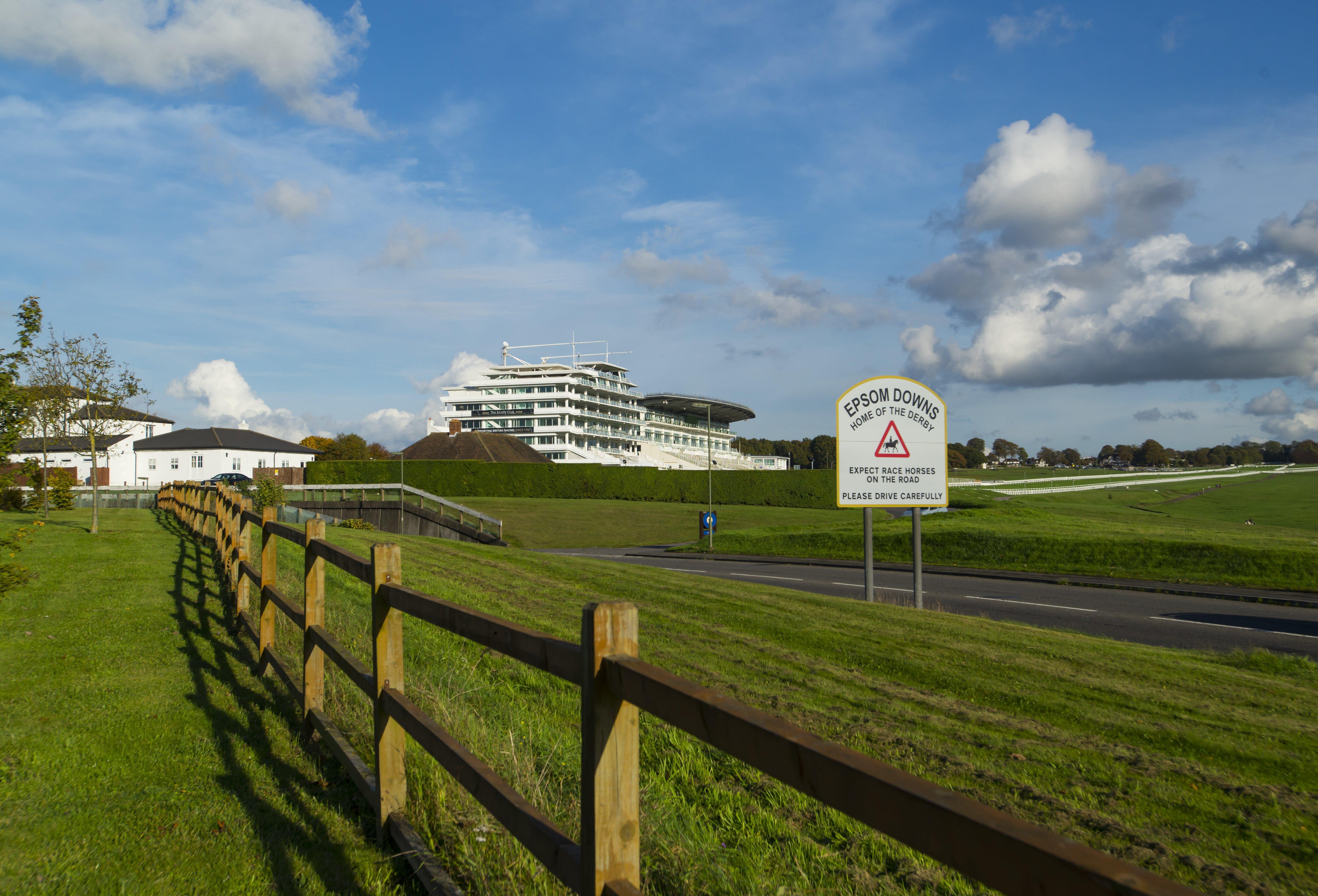 Holiday Inn Express London - Epsom Downs By Ihg Exteriör bild