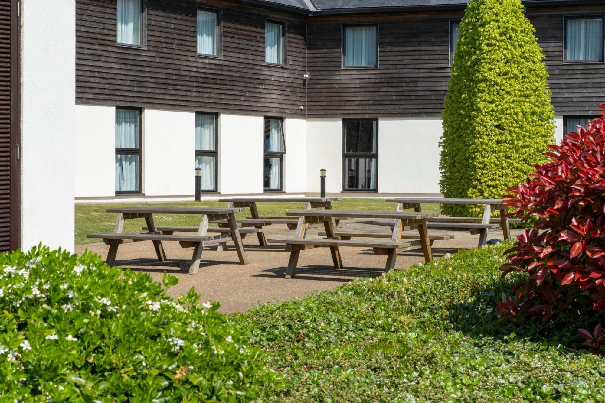 Holiday Inn Express London - Epsom Downs By Ihg Exteriör bild