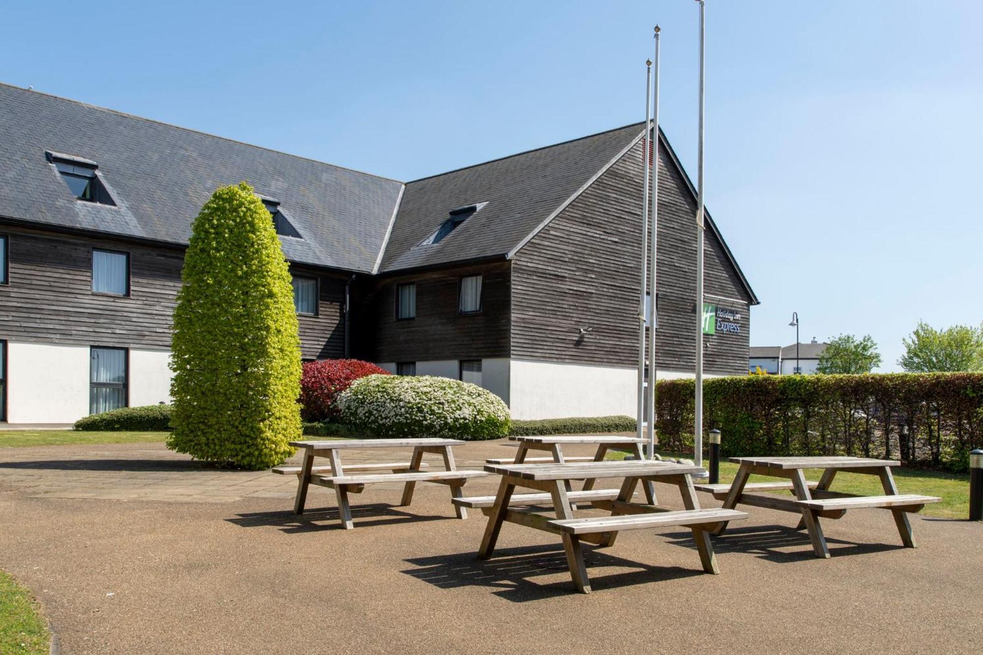 Holiday Inn Express London - Epsom Downs By Ihg Exteriör bild