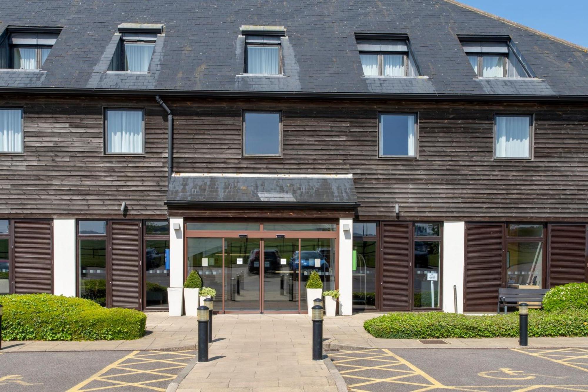 Holiday Inn Express London - Epsom Downs By Ihg Exteriör bild