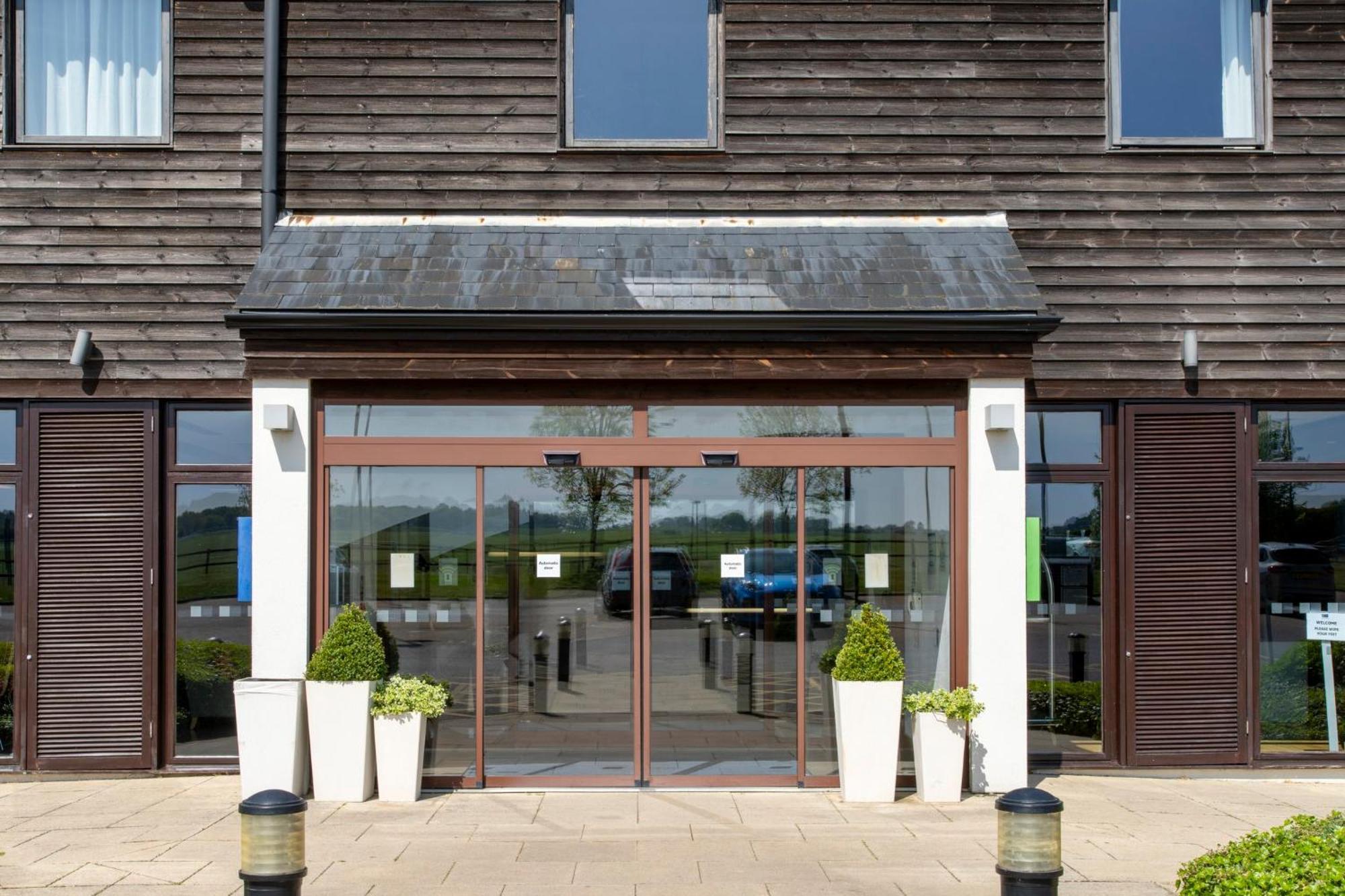 Holiday Inn Express London - Epsom Downs By Ihg Exteriör bild