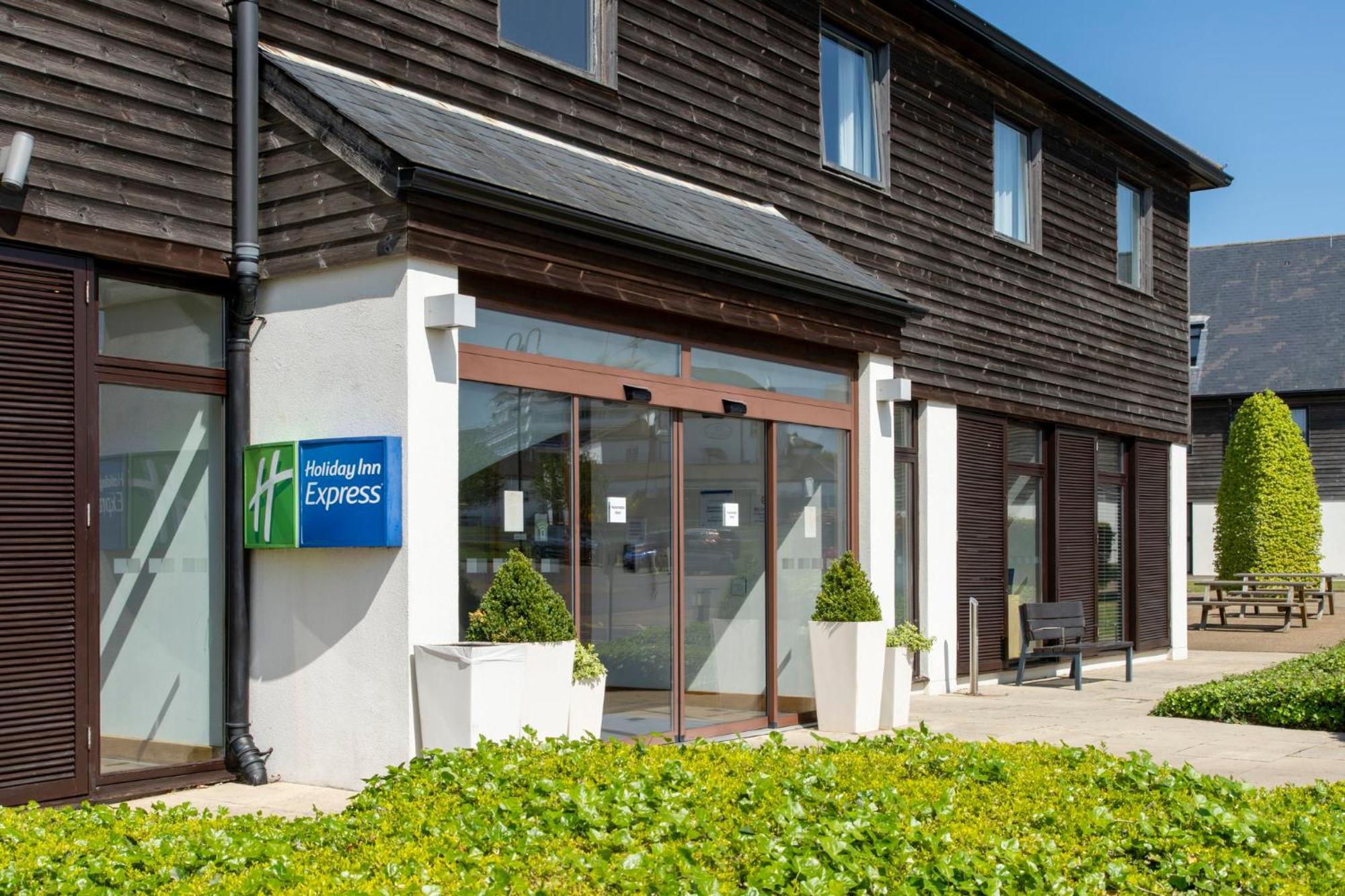 Holiday Inn Express London - Epsom Downs By Ihg Exteriör bild