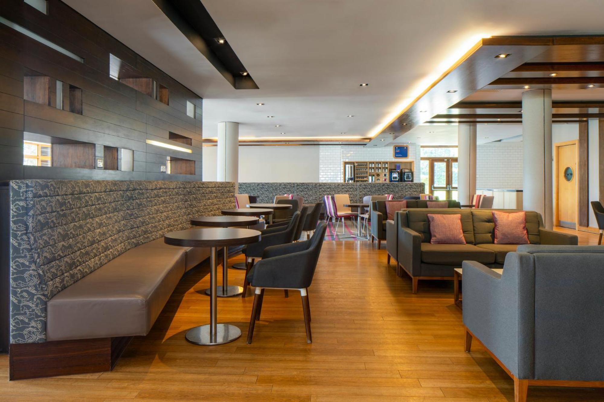 Holiday Inn Express London - Epsom Downs By Ihg Exteriör bild