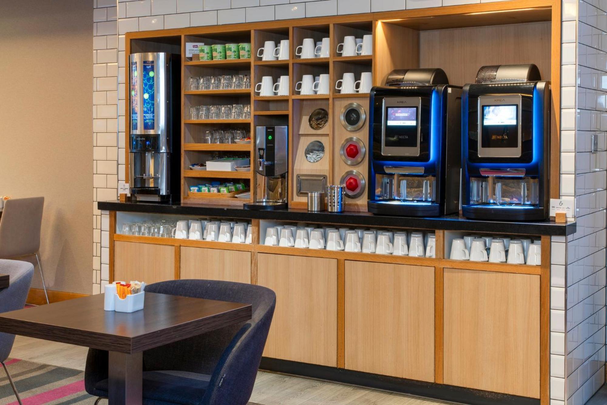 Holiday Inn Express London - Epsom Downs By Ihg Exteriör bild