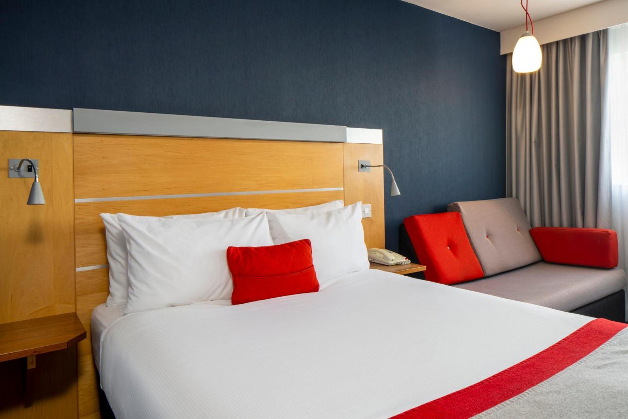 Holiday Inn Express London - Epsom Downs By Ihg Exteriör bild