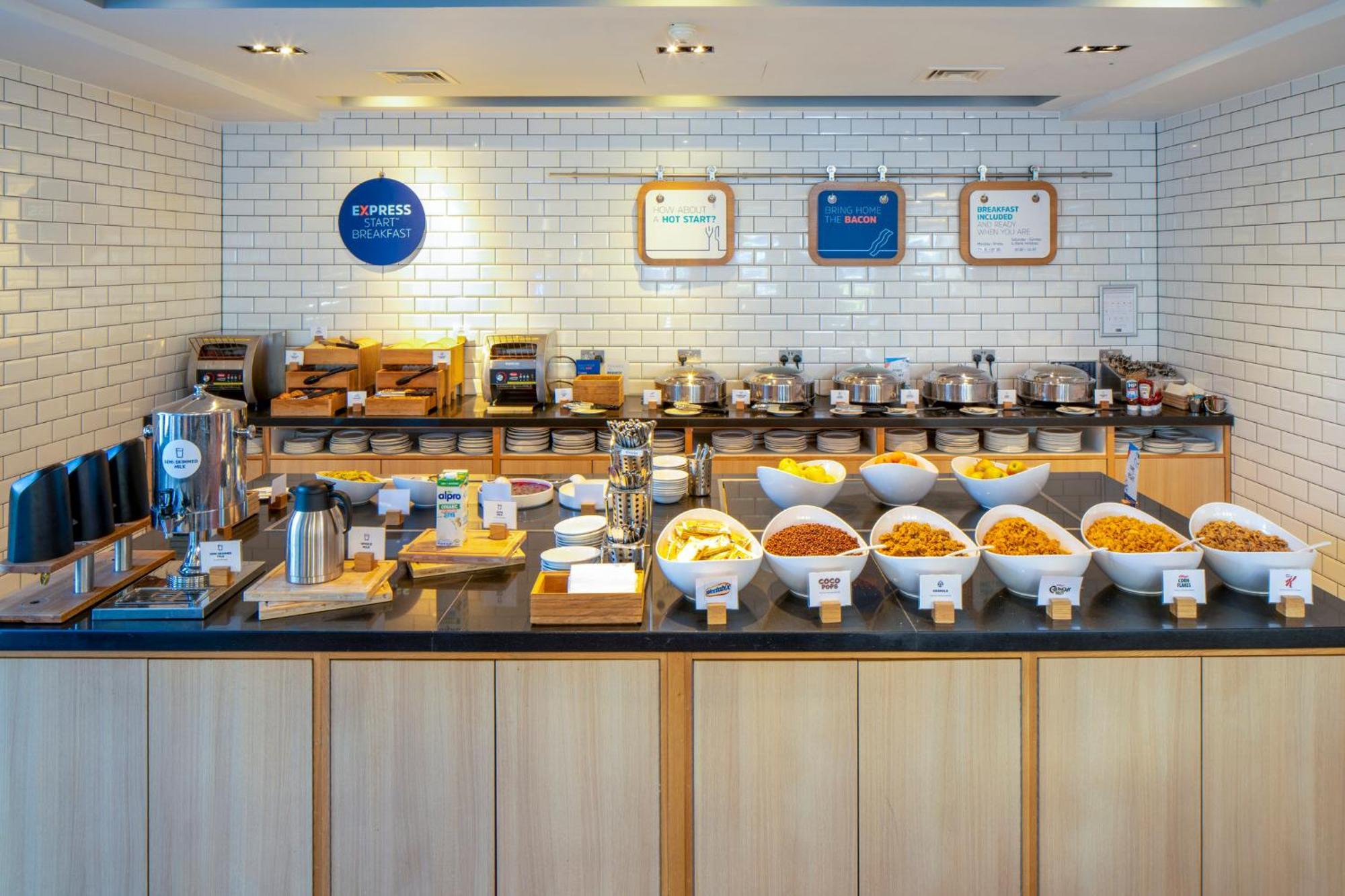 Holiday Inn Express London - Epsom Downs By Ihg Exteriör bild