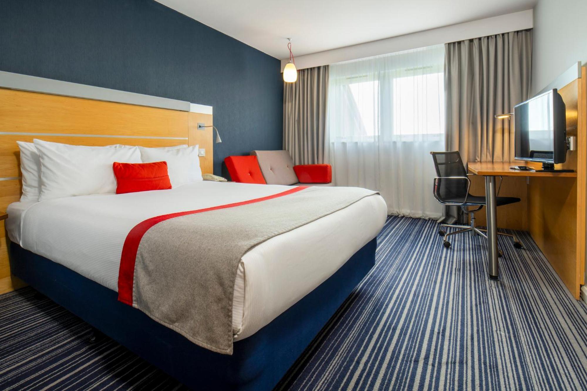Holiday Inn Express London - Epsom Downs By Ihg Exteriör bild