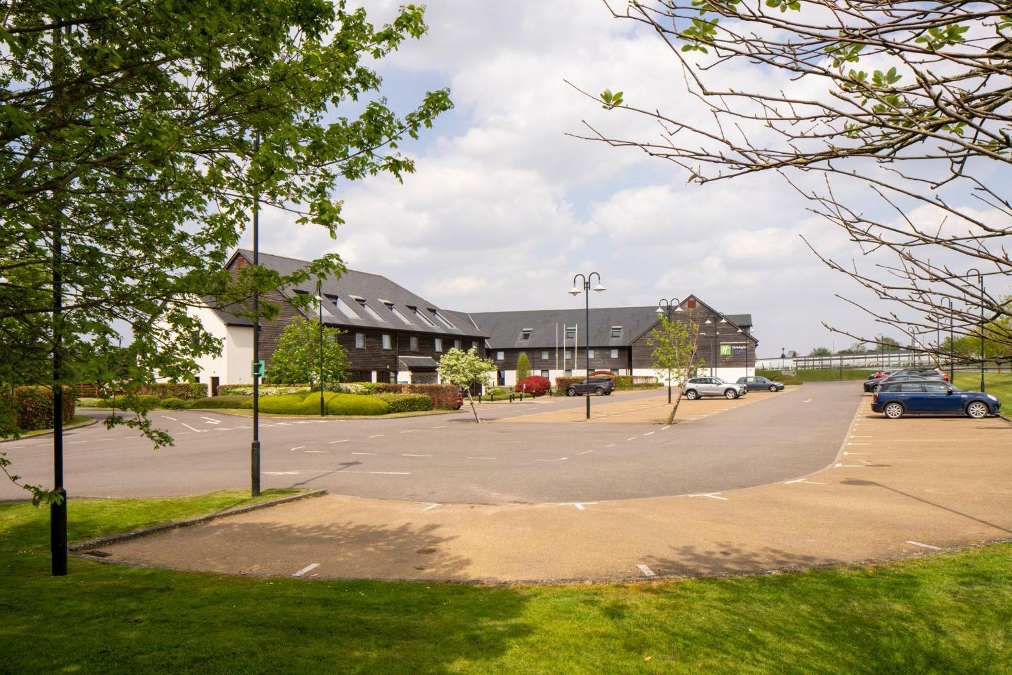 Holiday Inn Express London - Epsom Downs By Ihg Exteriör bild