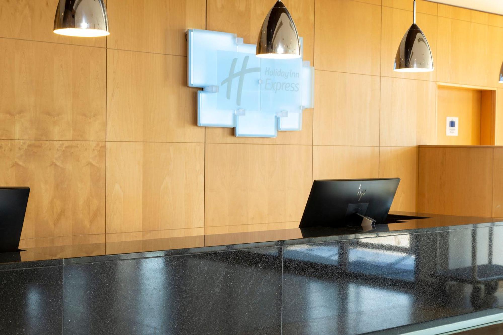 Holiday Inn Express London - Epsom Downs By Ihg Exteriör bild