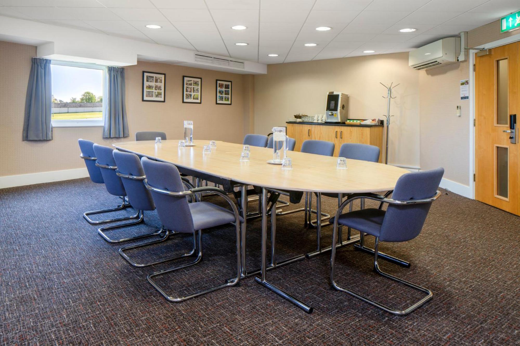 Holiday Inn Express London - Epsom Downs By Ihg Exteriör bild
