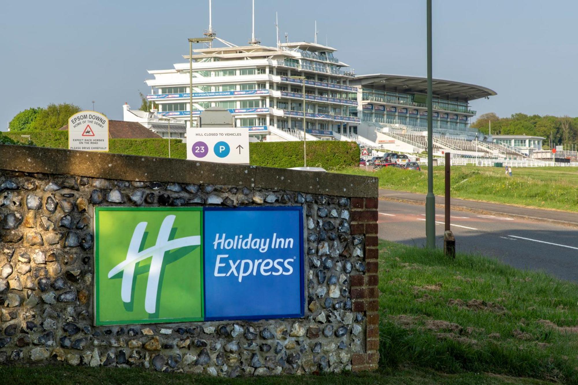 Holiday Inn Express London - Epsom Downs By Ihg Exteriör bild